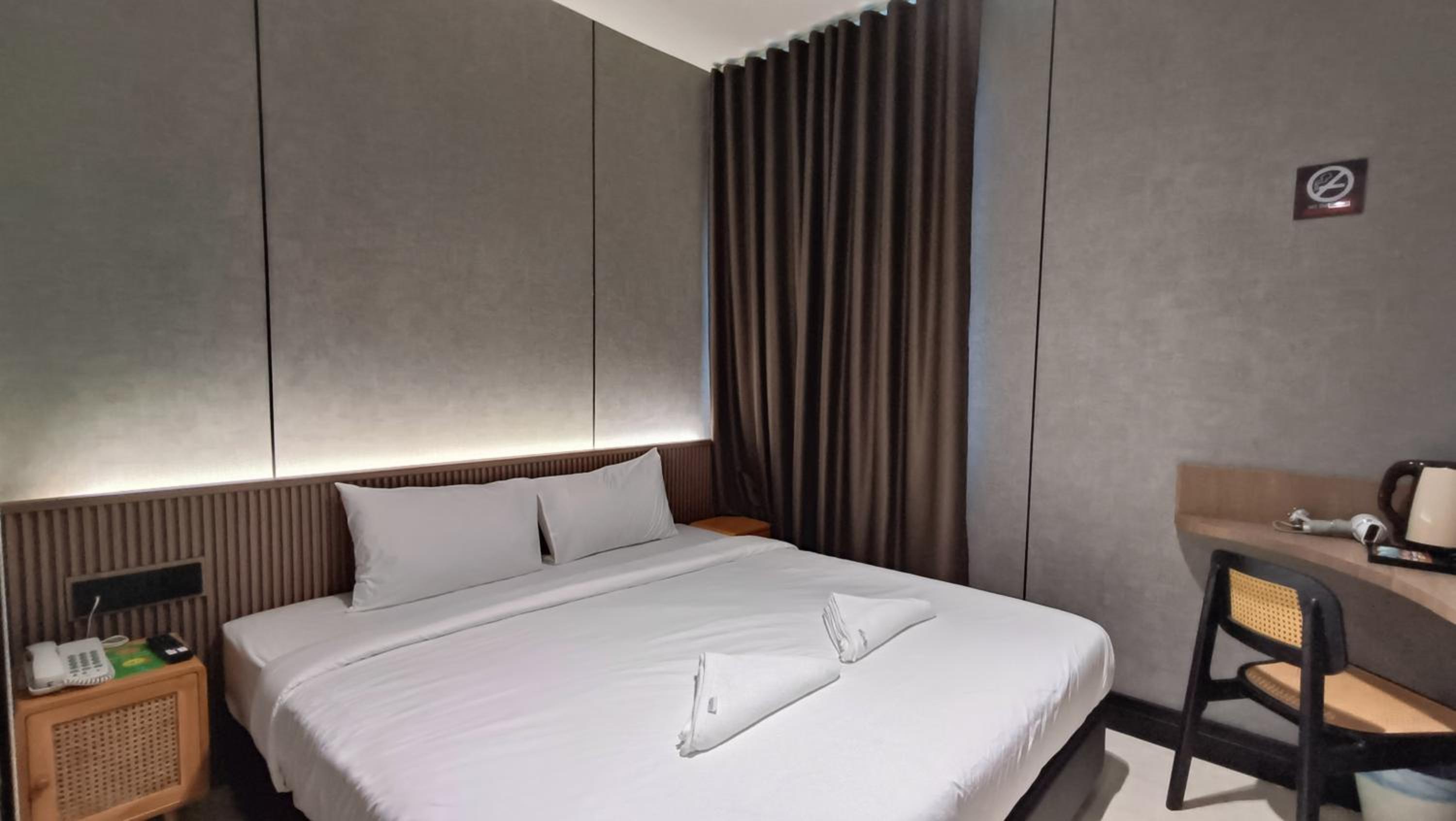 Deluxe King Room - Photo 1