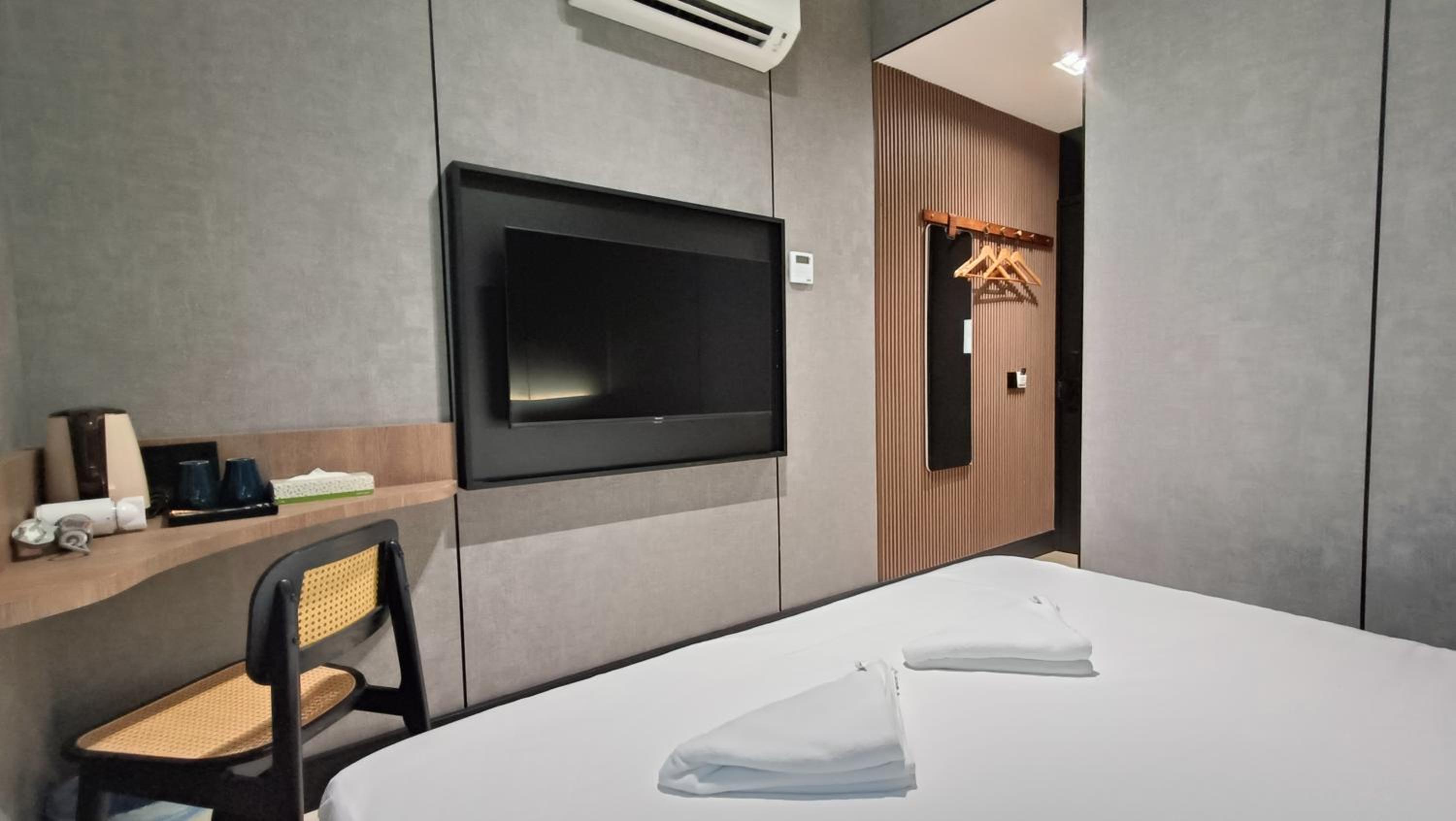 Deluxe King Room - Photo 2