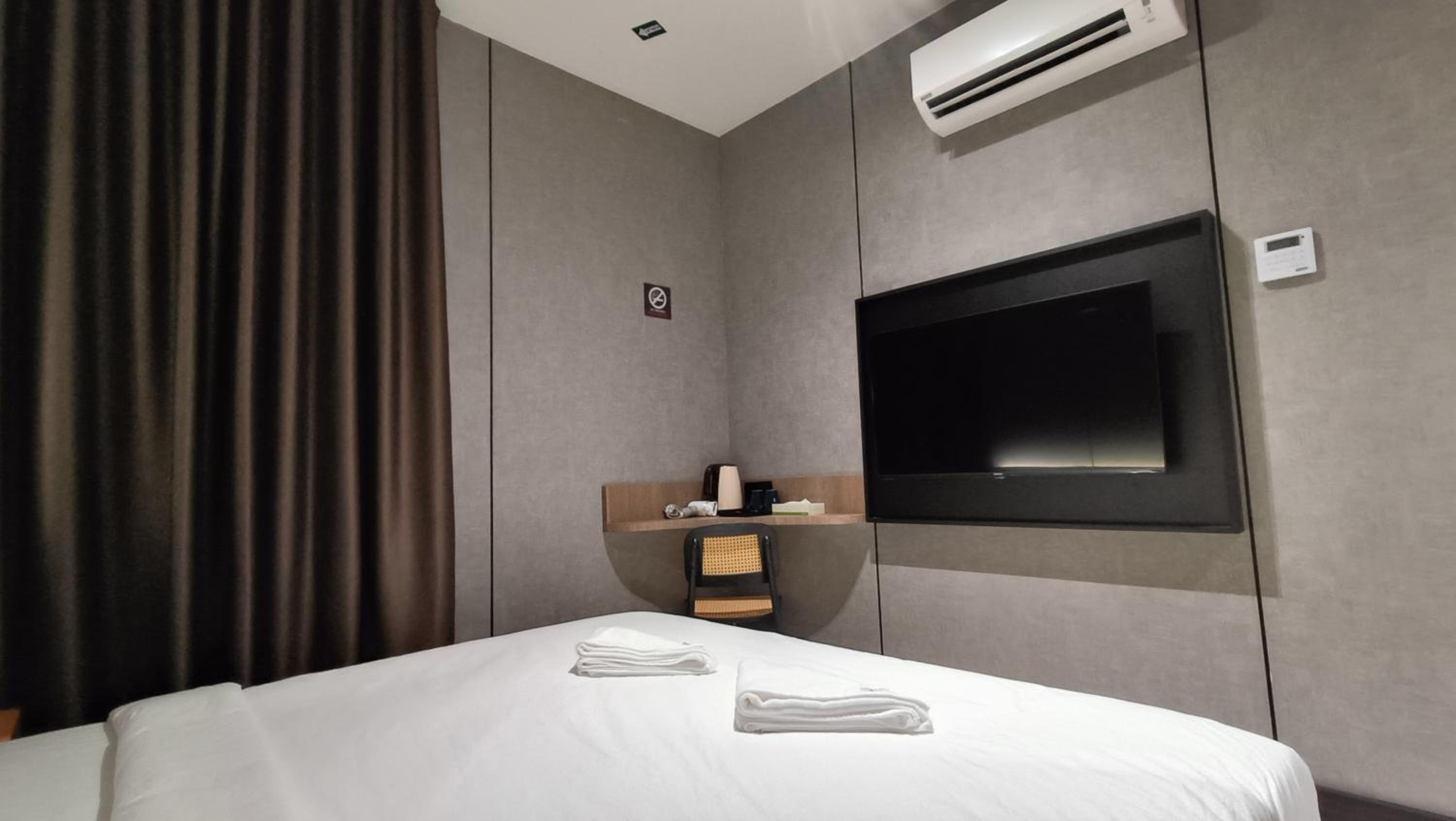Deluxe King Room - Photo 3