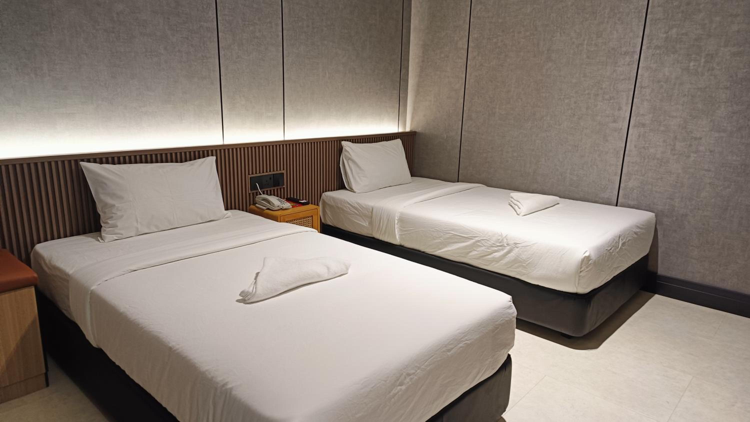 Deluxe Twin Room without Window - Photo 1