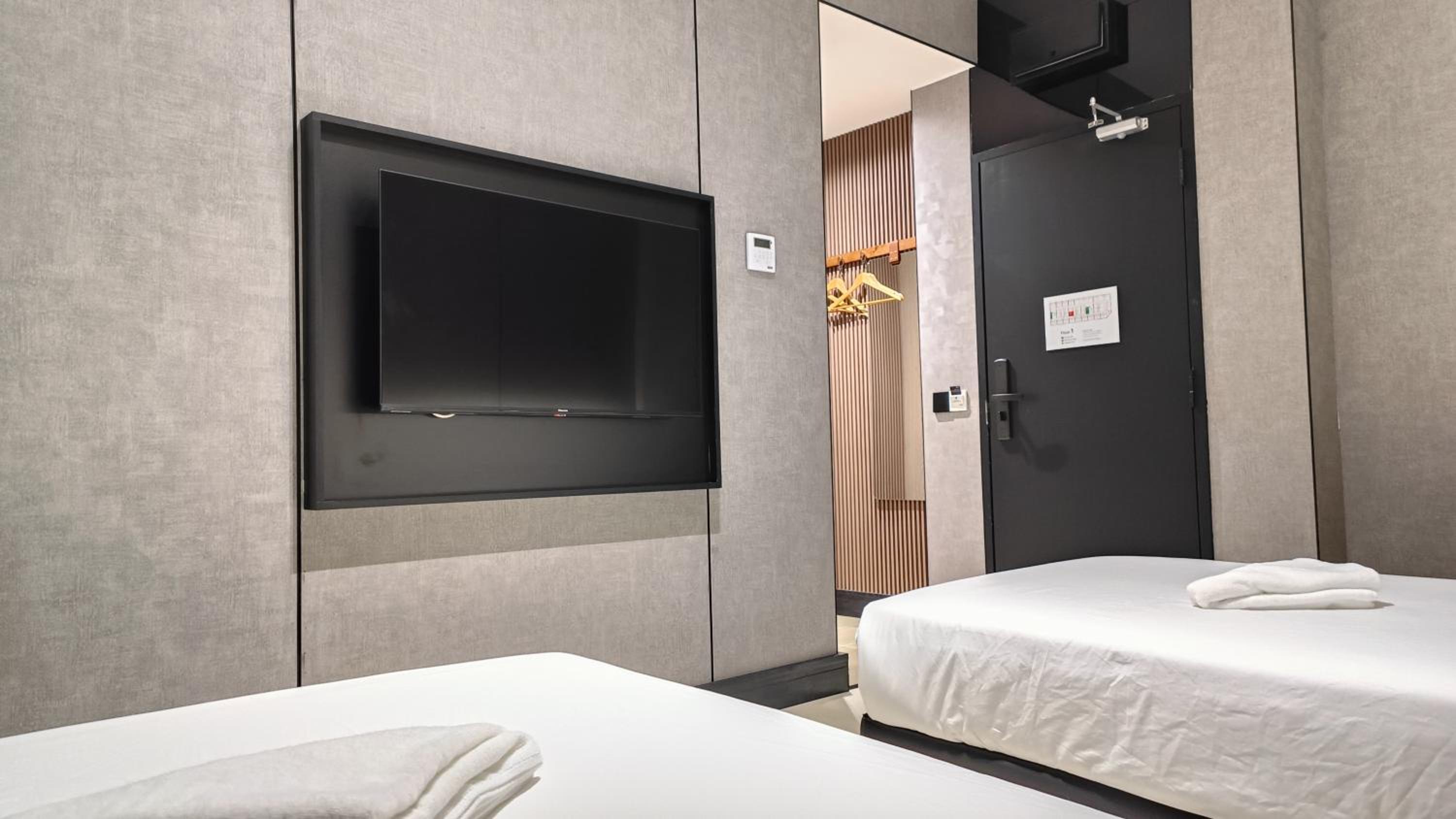 Deluxe Twin Room without Window - Photo 3