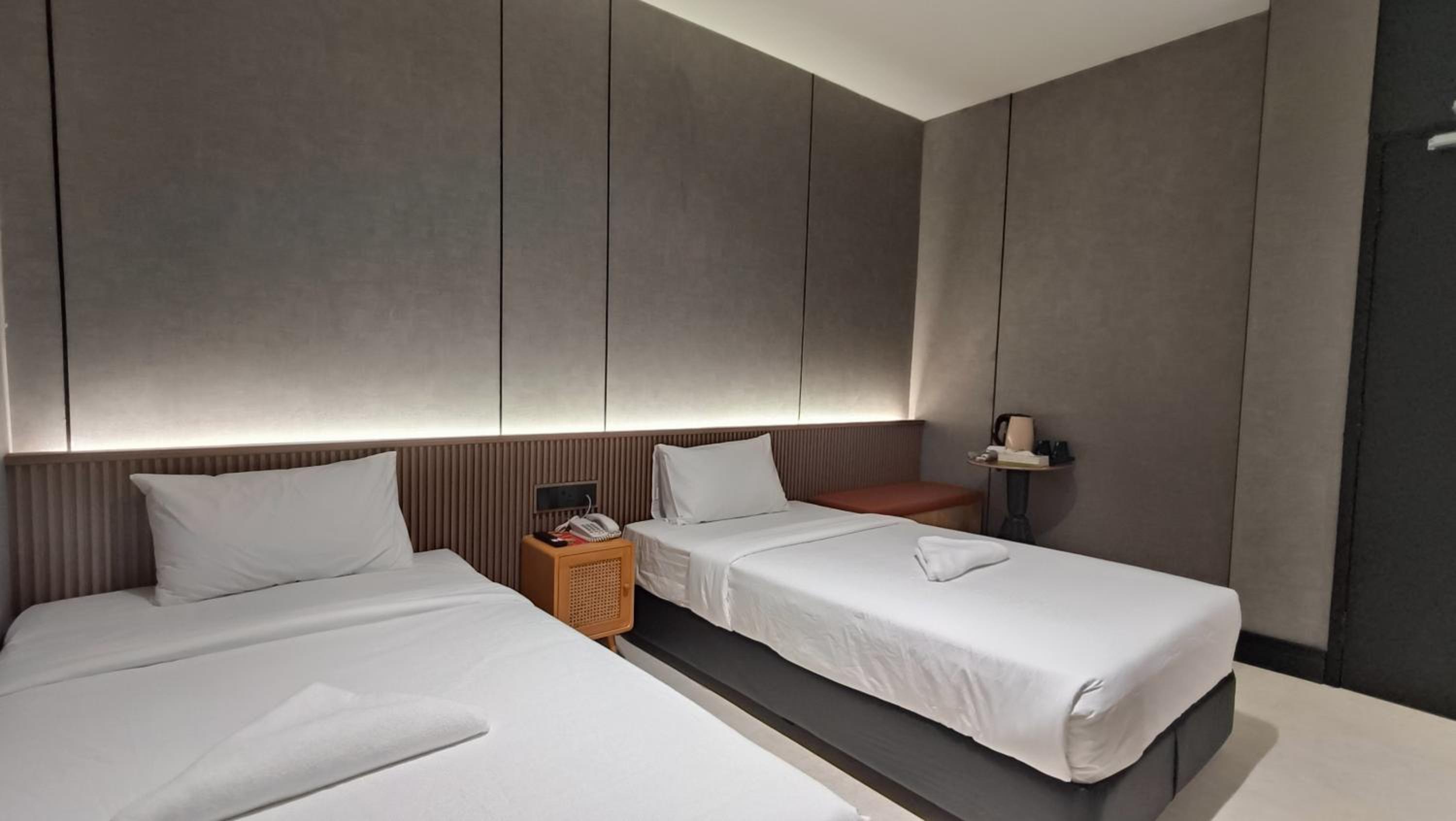 Deluxe Twin Room without Window - Photo 2