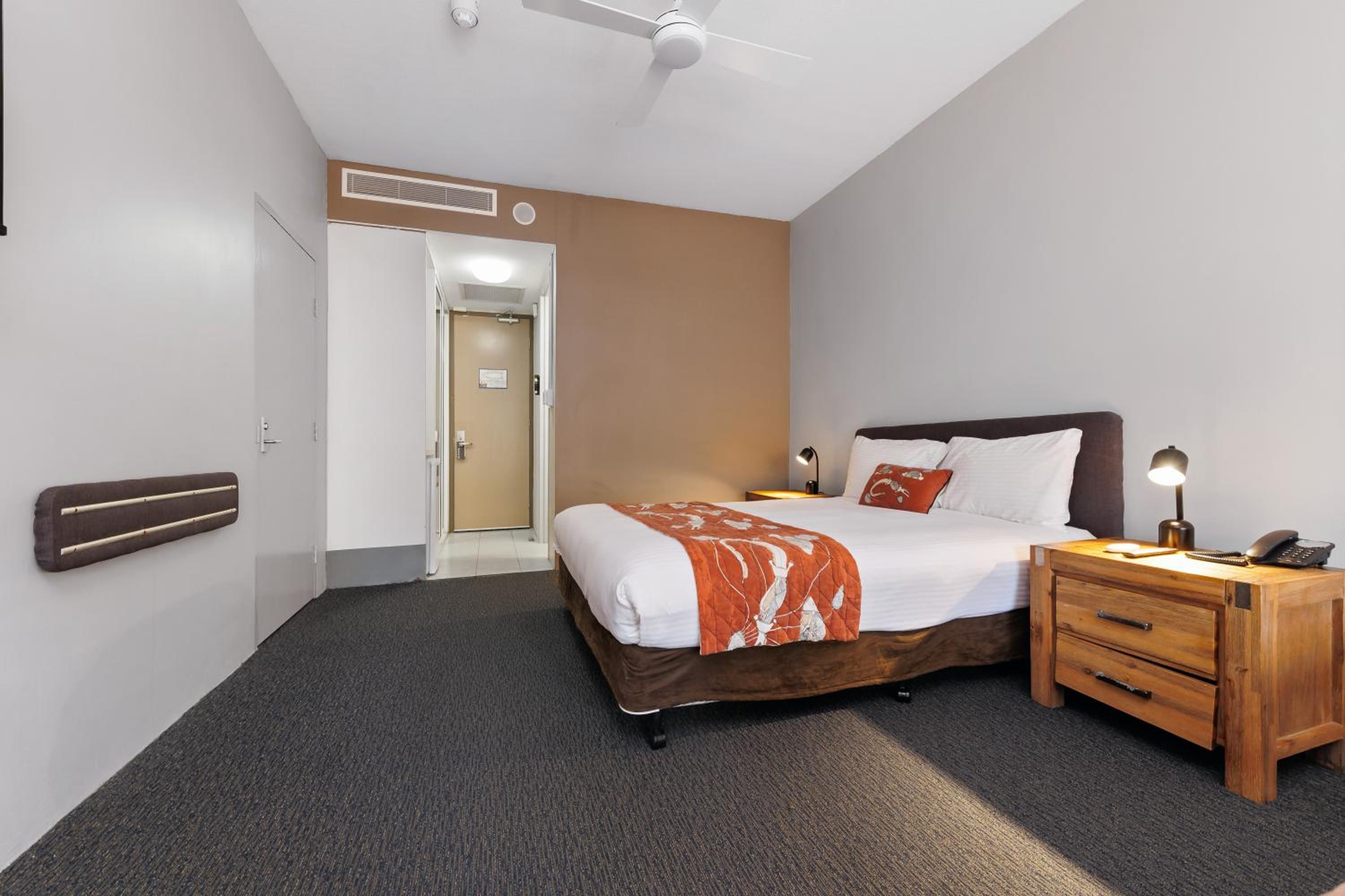 Deluxe king bed room - Photo 2