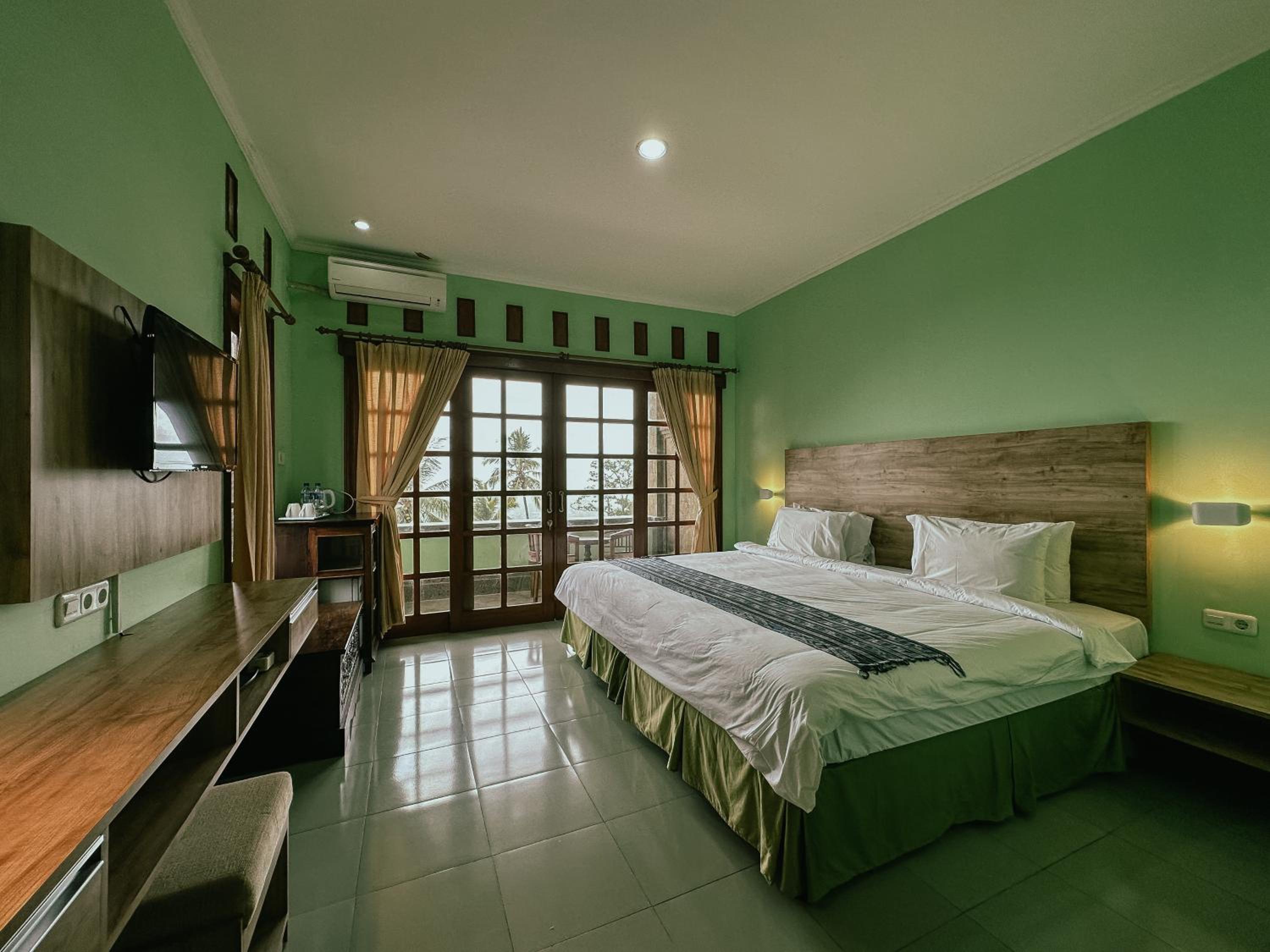 Deluxe Double or Twin Room with Mountain View