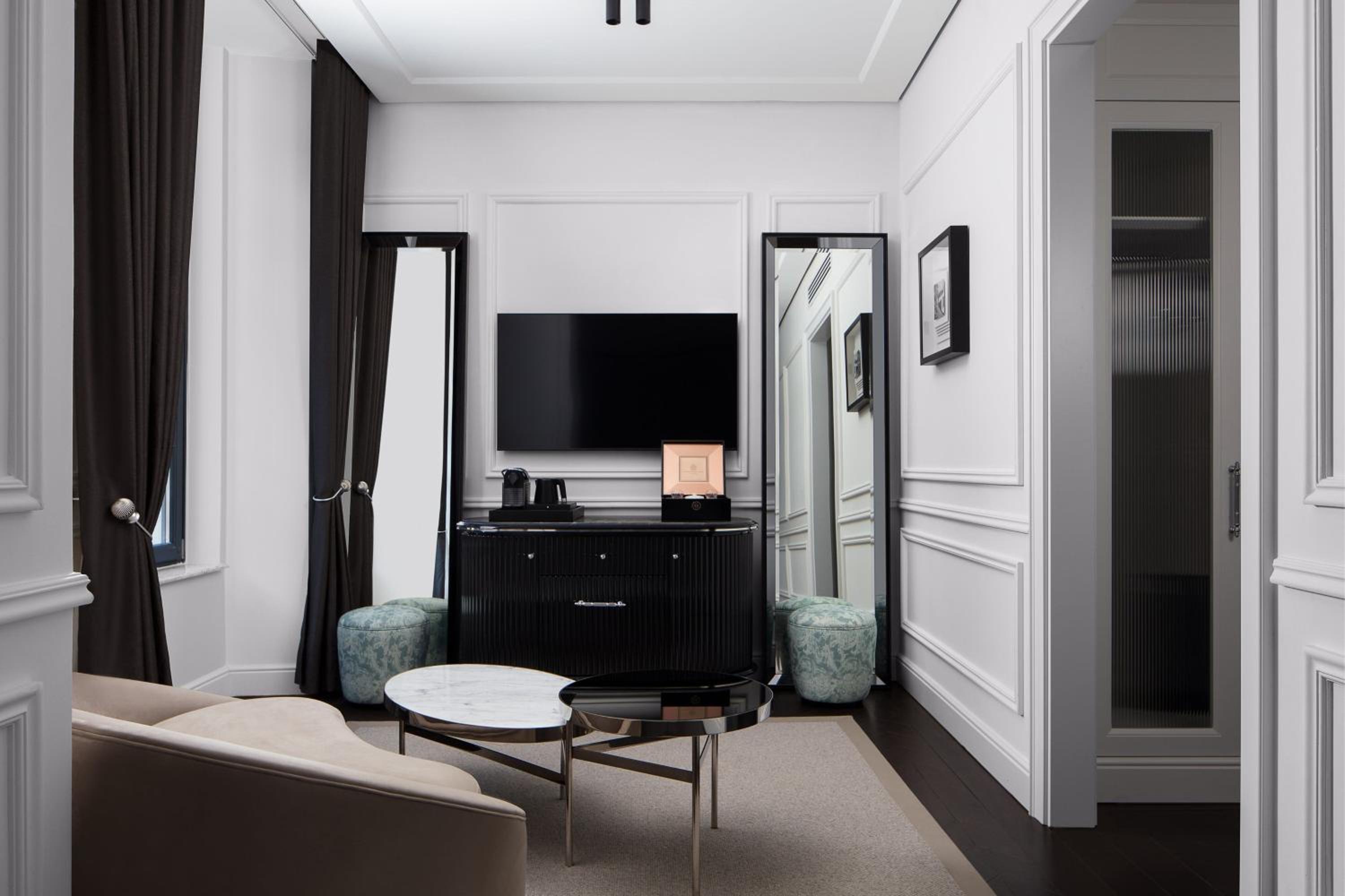 Grand Deluxe Room thumbnail 5