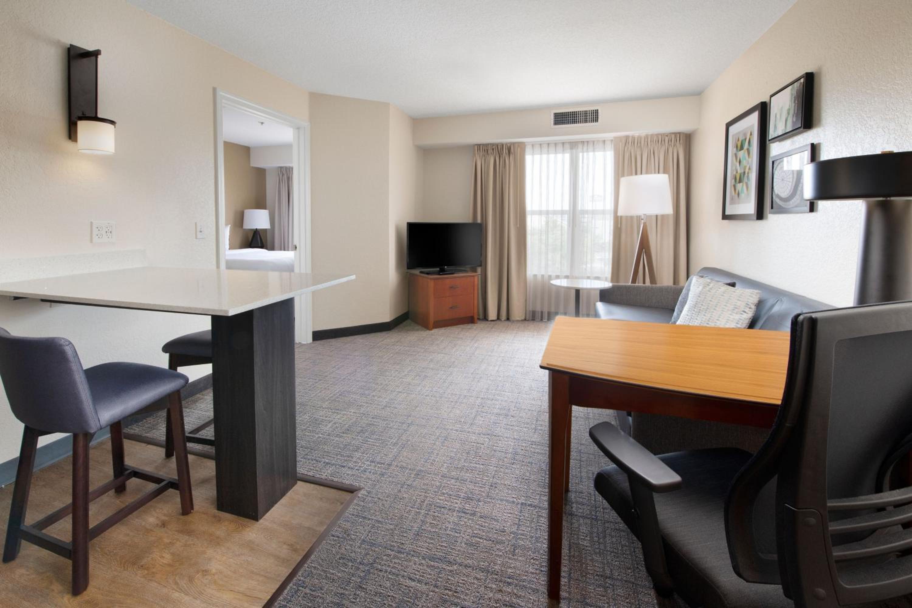 One-Bedroom Queen Suite - Photo 5