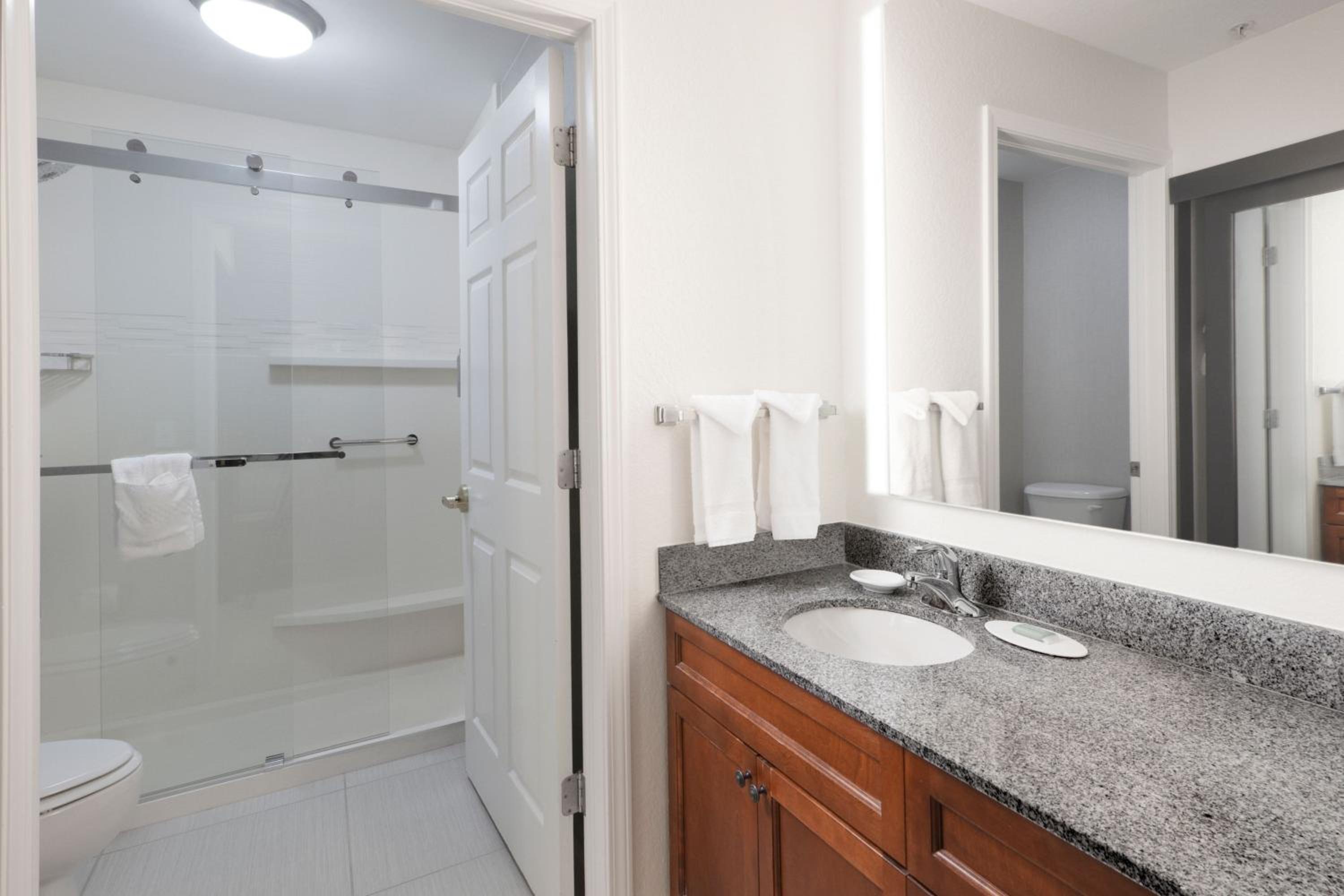One-Bedroom Queen Suite - Photo 4