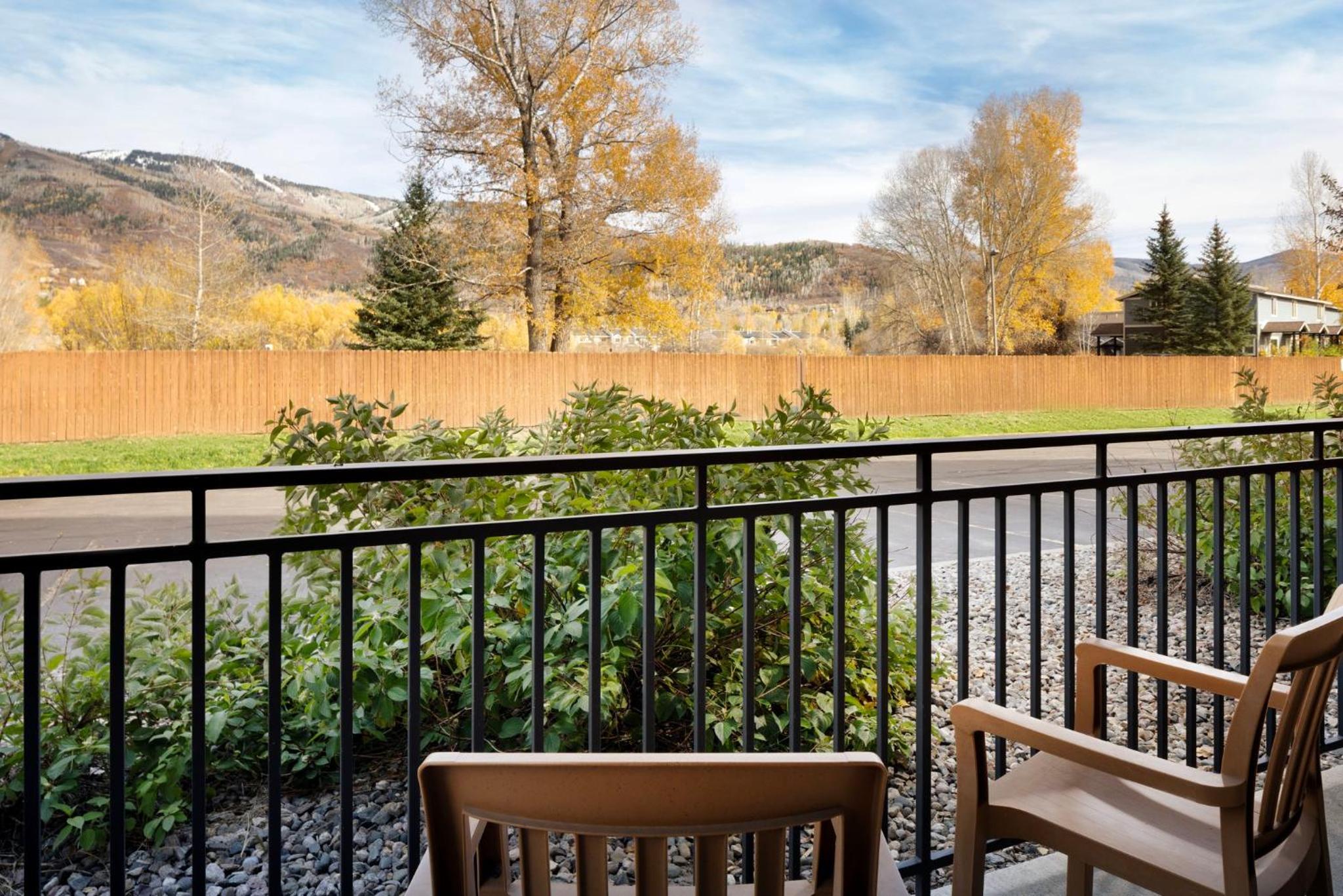 Standard King Room with Mountain View - Photo 8