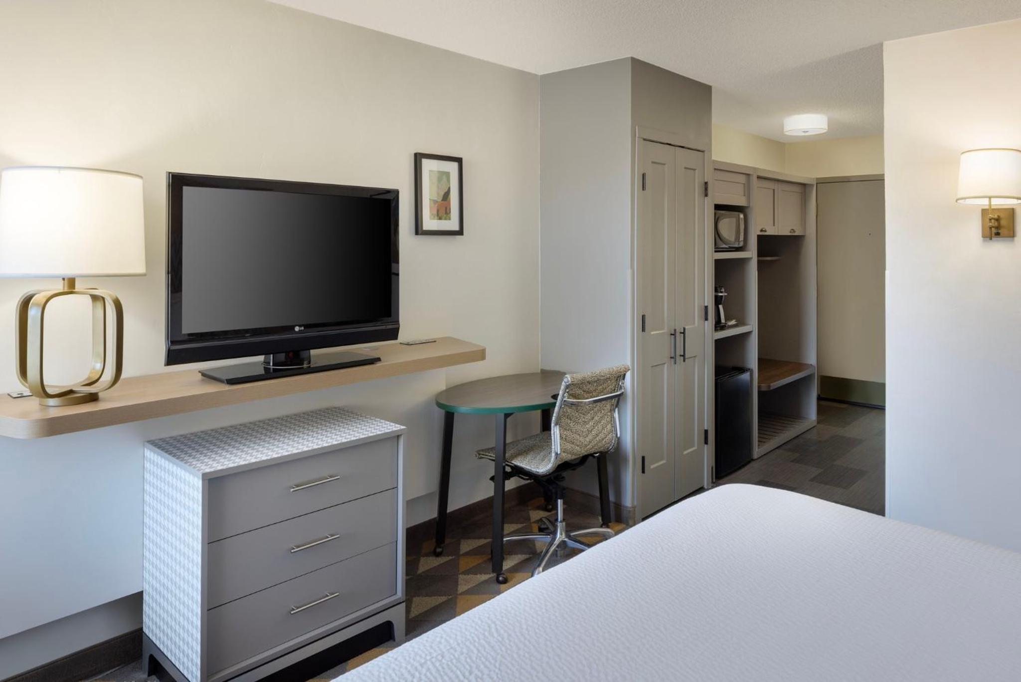 Standard King Room - Pet Friendly - Photo 5