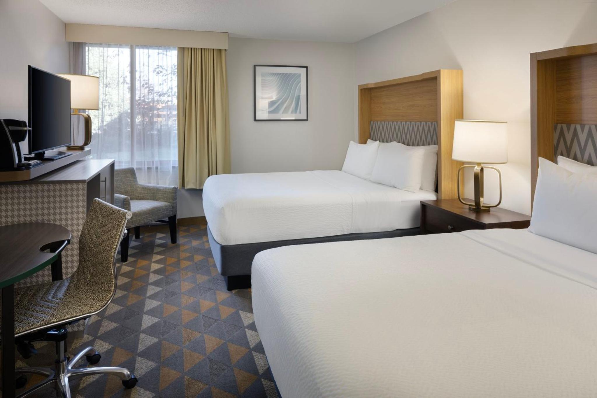 Standard Queen Room with Two Queen Beds - Pet Friendly - Photo 6
