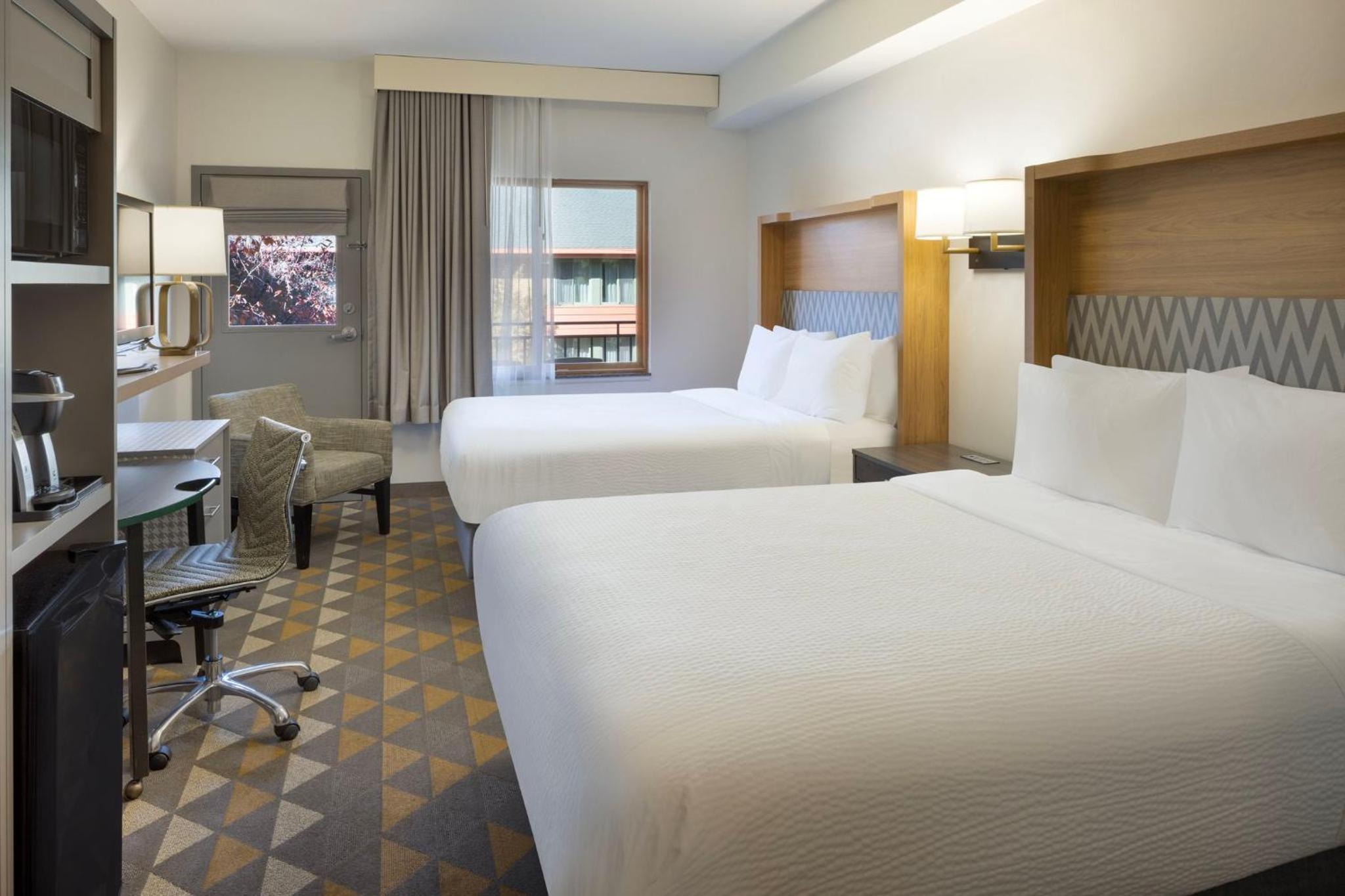 Standard Queen Room with Two Queen Beds and View - Photo 4