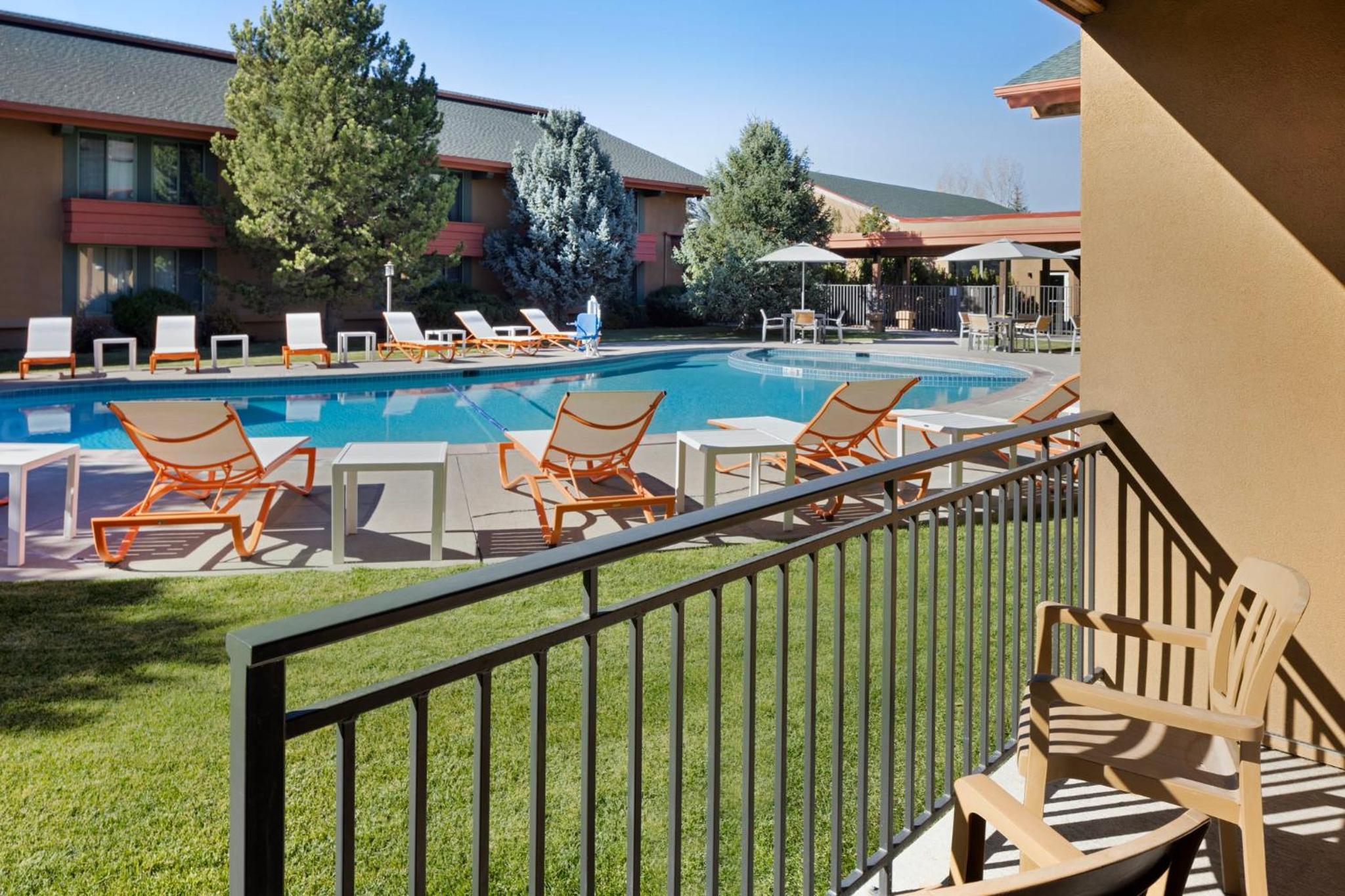 Standard King Room with View and Pool Access - Photo 7