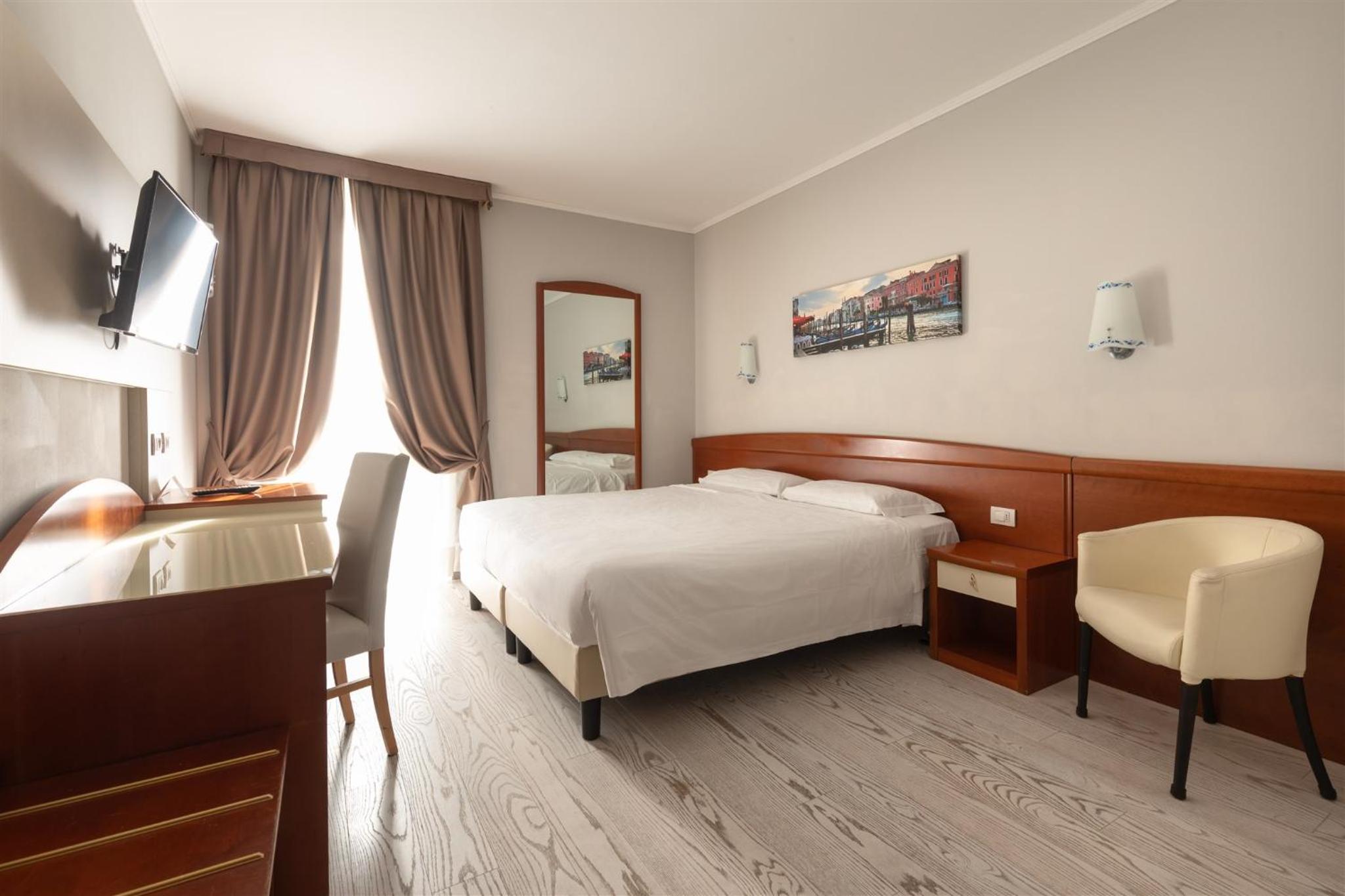 Double Room (1 Adult) - Photo 2