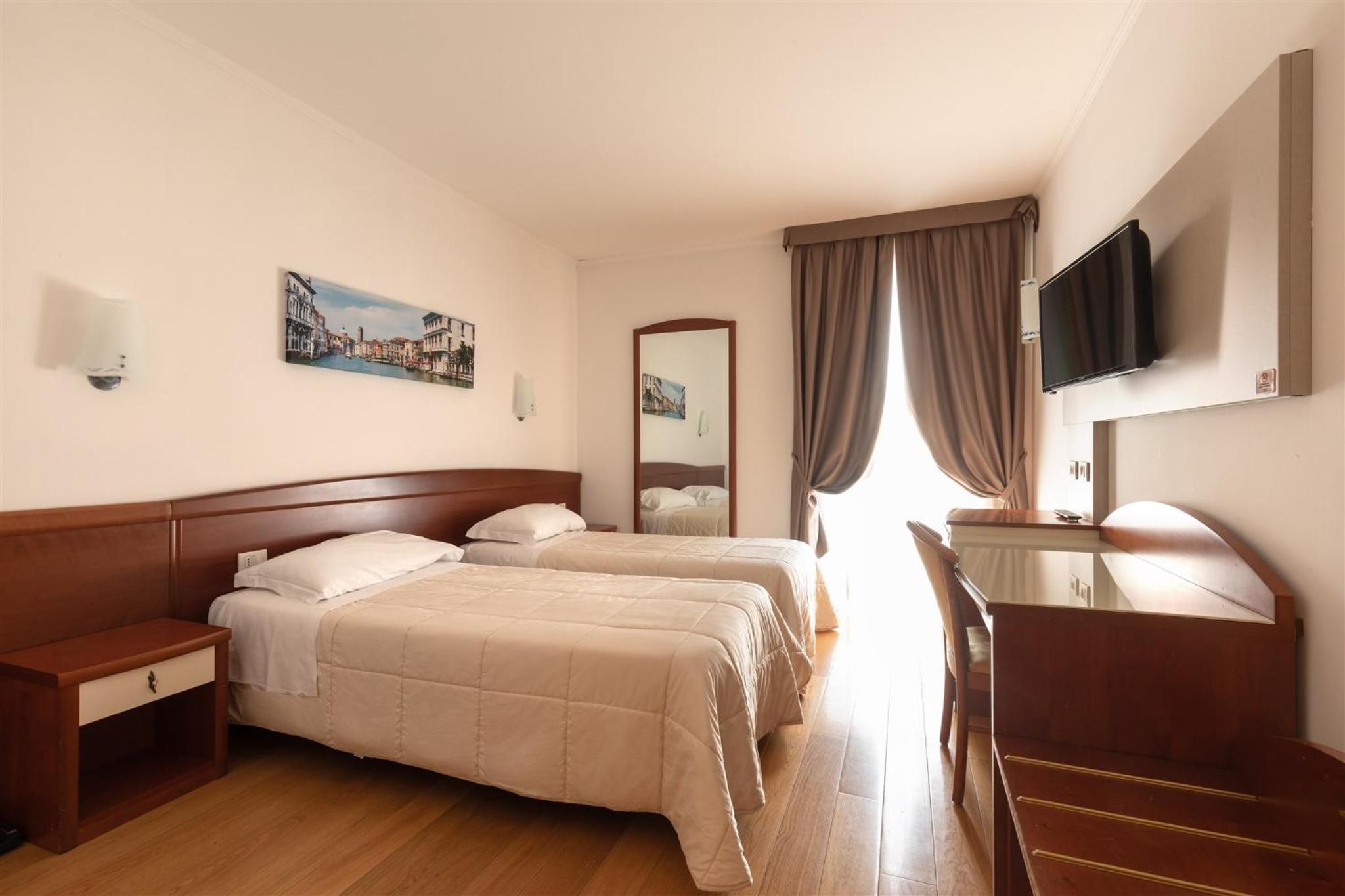 Twin Room - Photo 3