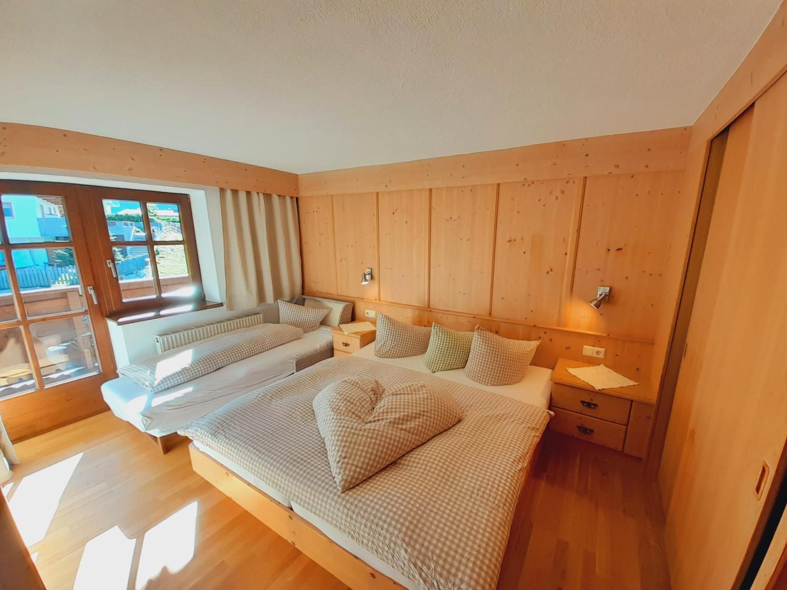 One-Bedroom Apartment with Balcony and Mountain View   photo 1