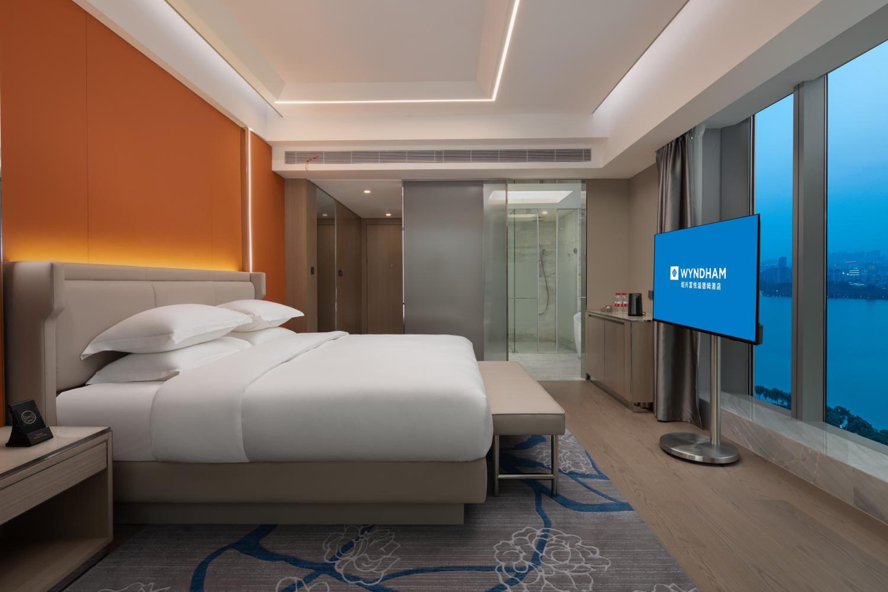 Executive King Room with Full Lake View photo 2