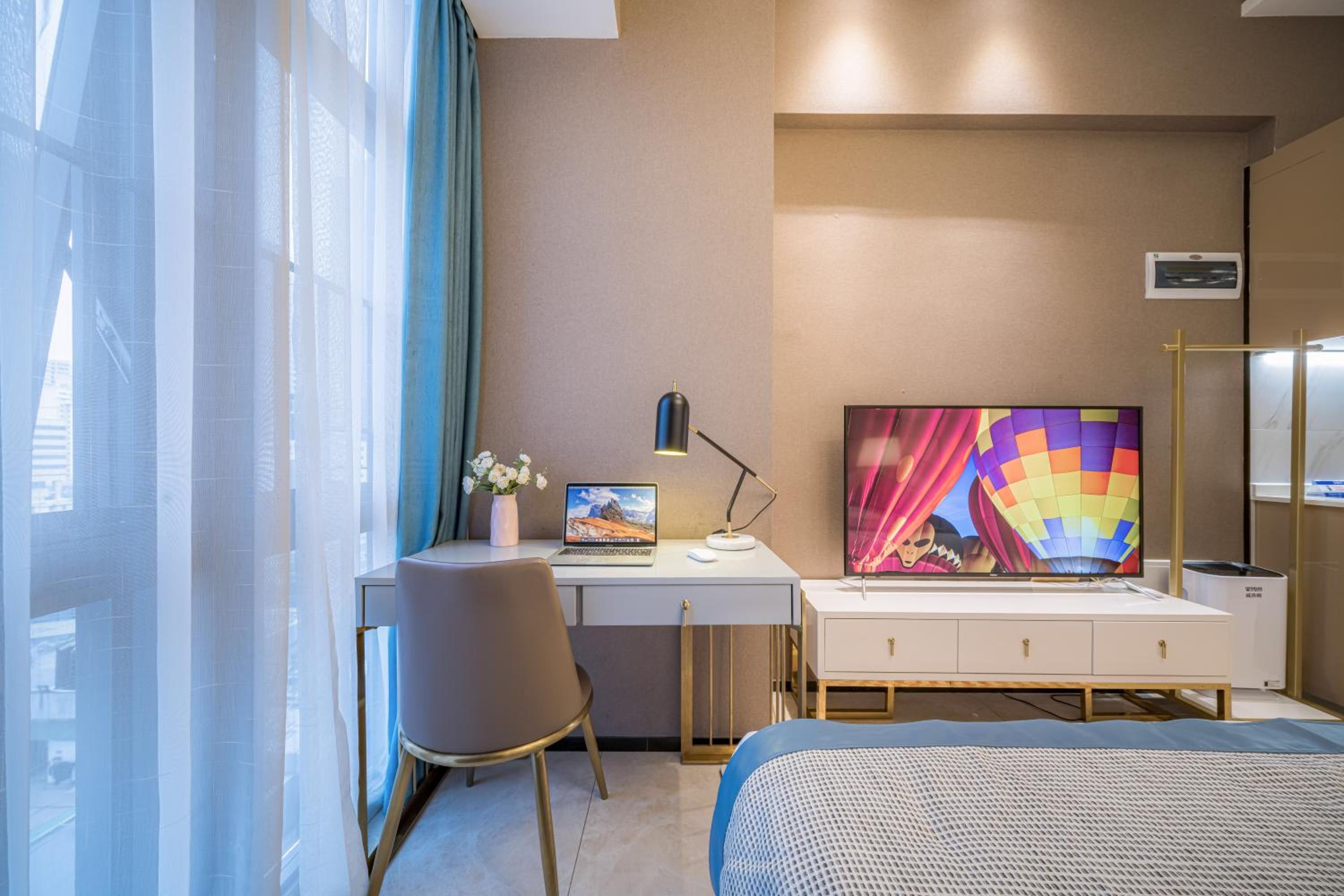 Deluxe Executive King Room (Washing Machine + Refrigerator) photo 2