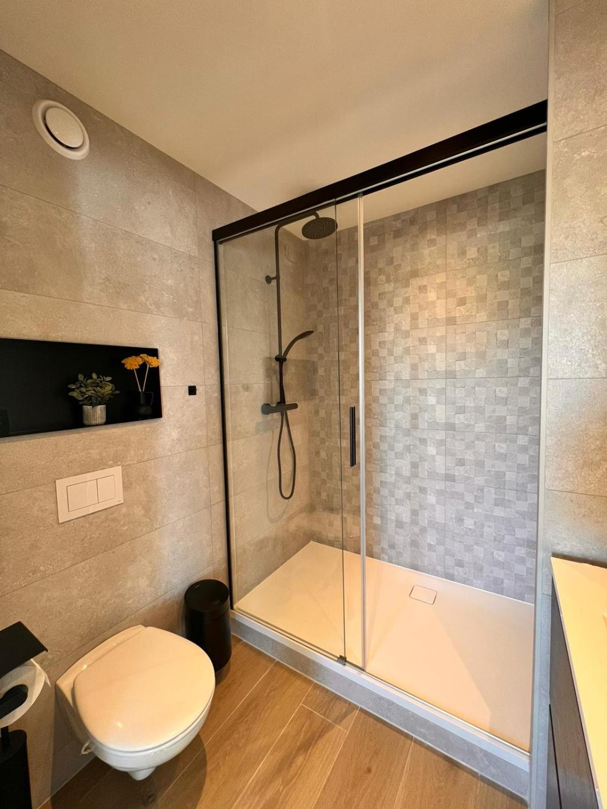 Single Room with Private Bathroom photo 3