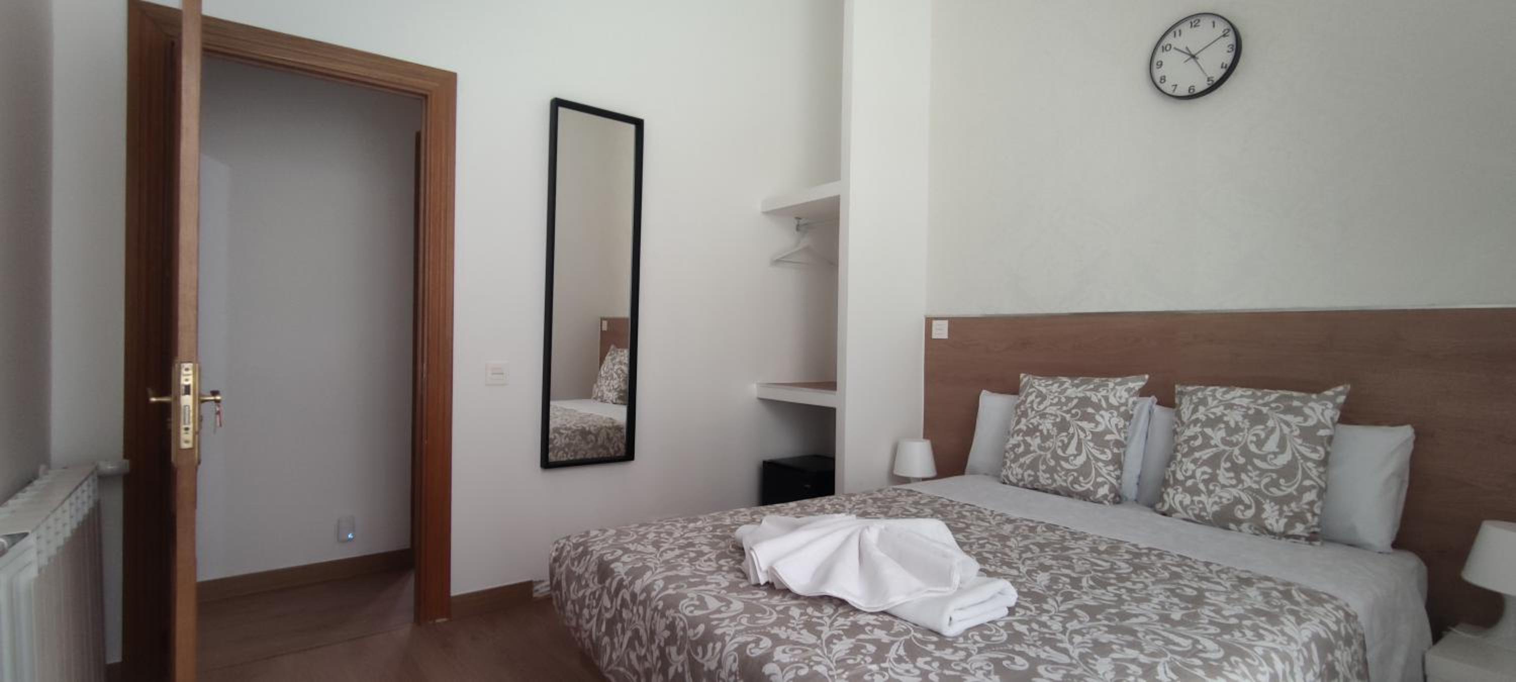 Habitación Doble con Balcón y Baño Privado Externo.