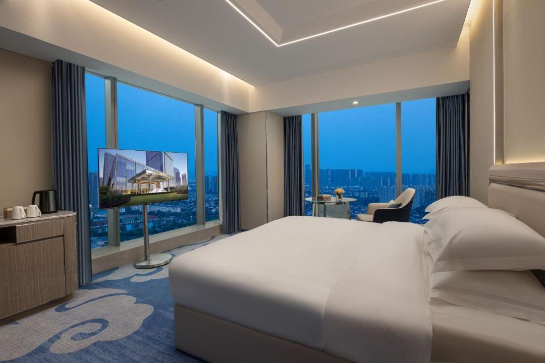 Deluxe King Room with Double View