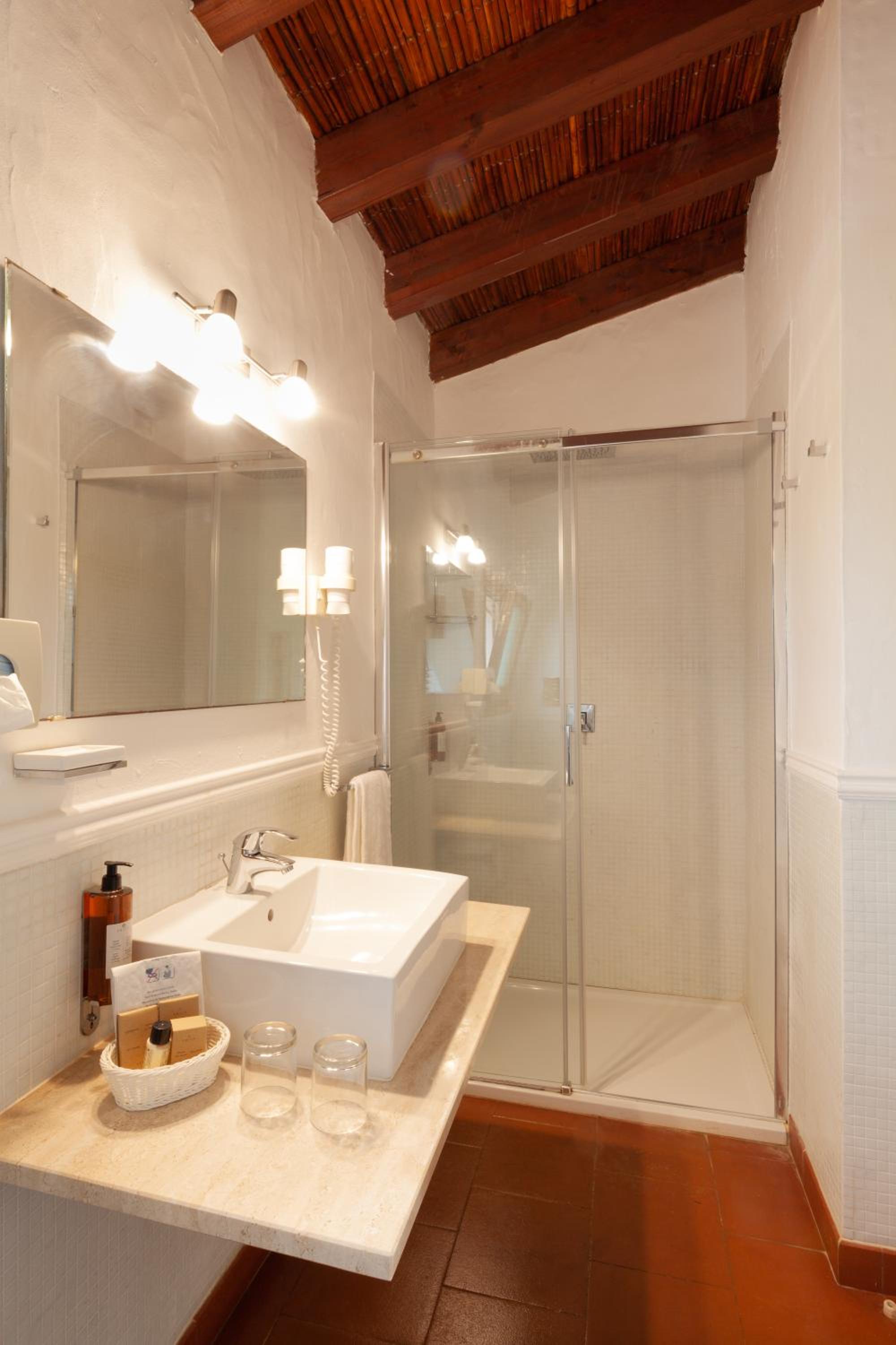 Deluxe Double Room - Photo 10