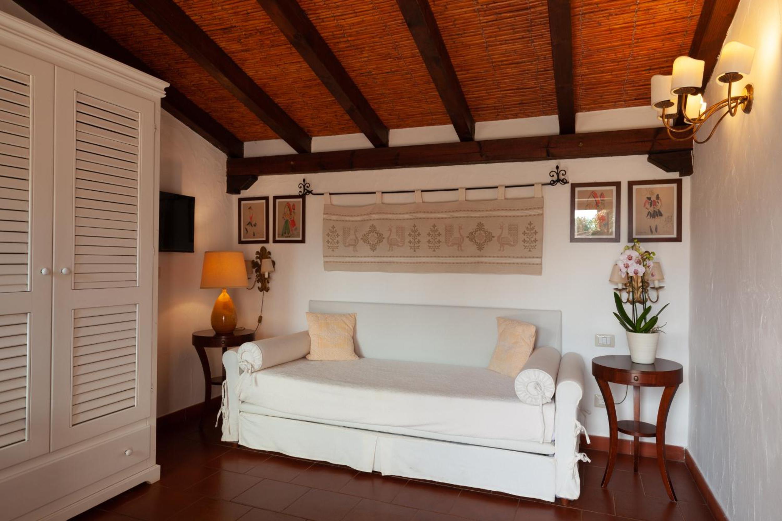 Deluxe Junior Suite - Photo 16