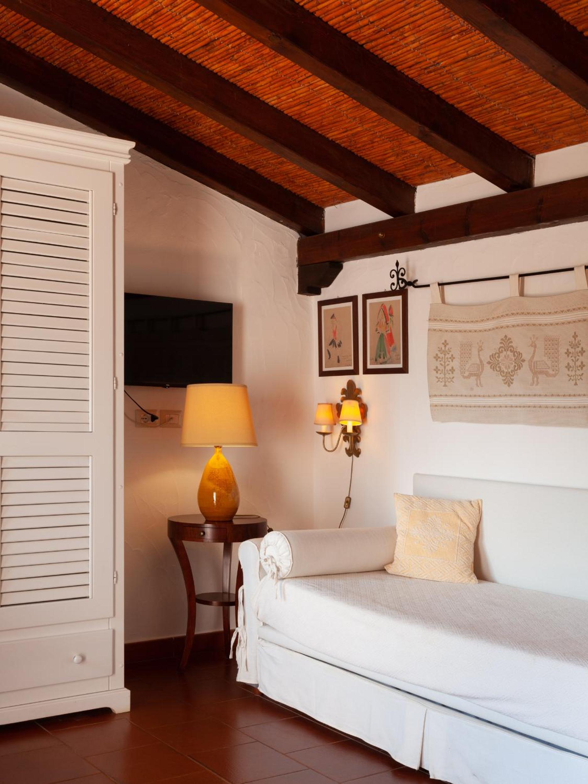 Deluxe Junior Suite - Photo 14