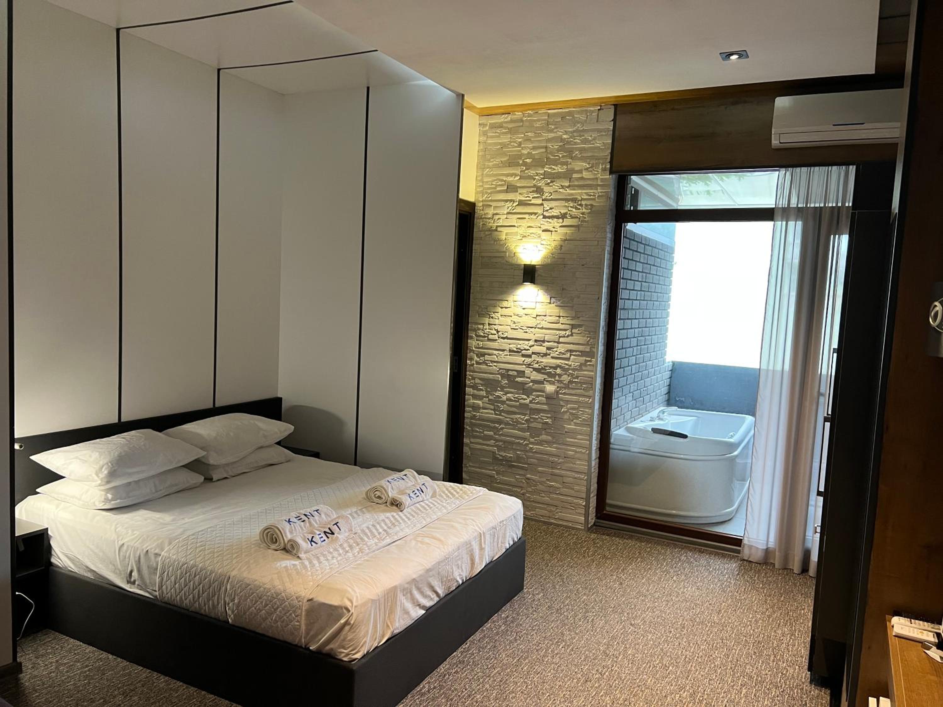 Double Room with Spa Bath photo 3