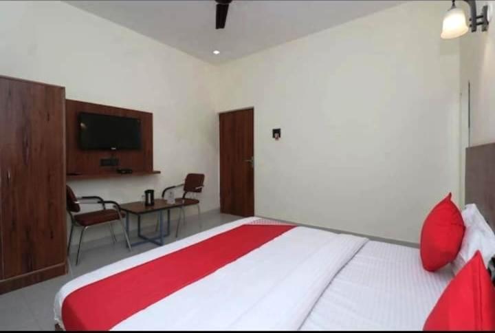 Deluxe Double Room (2 Adults + 1 Child) photo 1