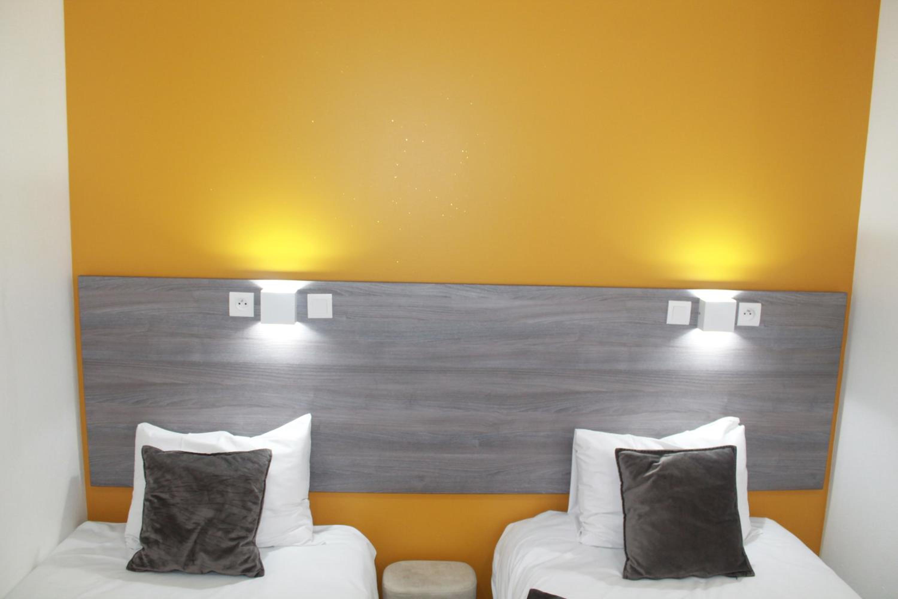 Twin Room - Photo 18