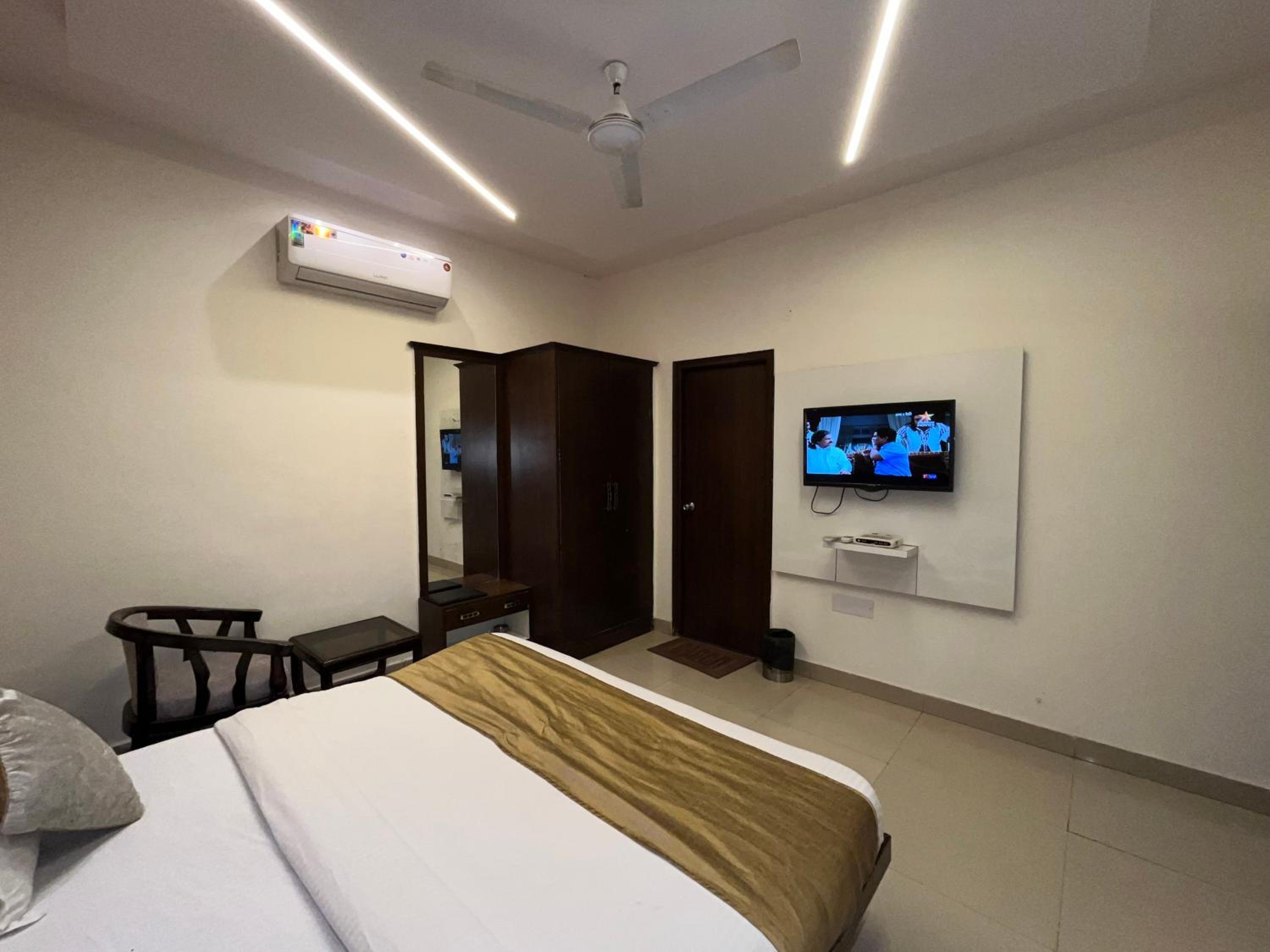 Deluxe Room - Photo 8