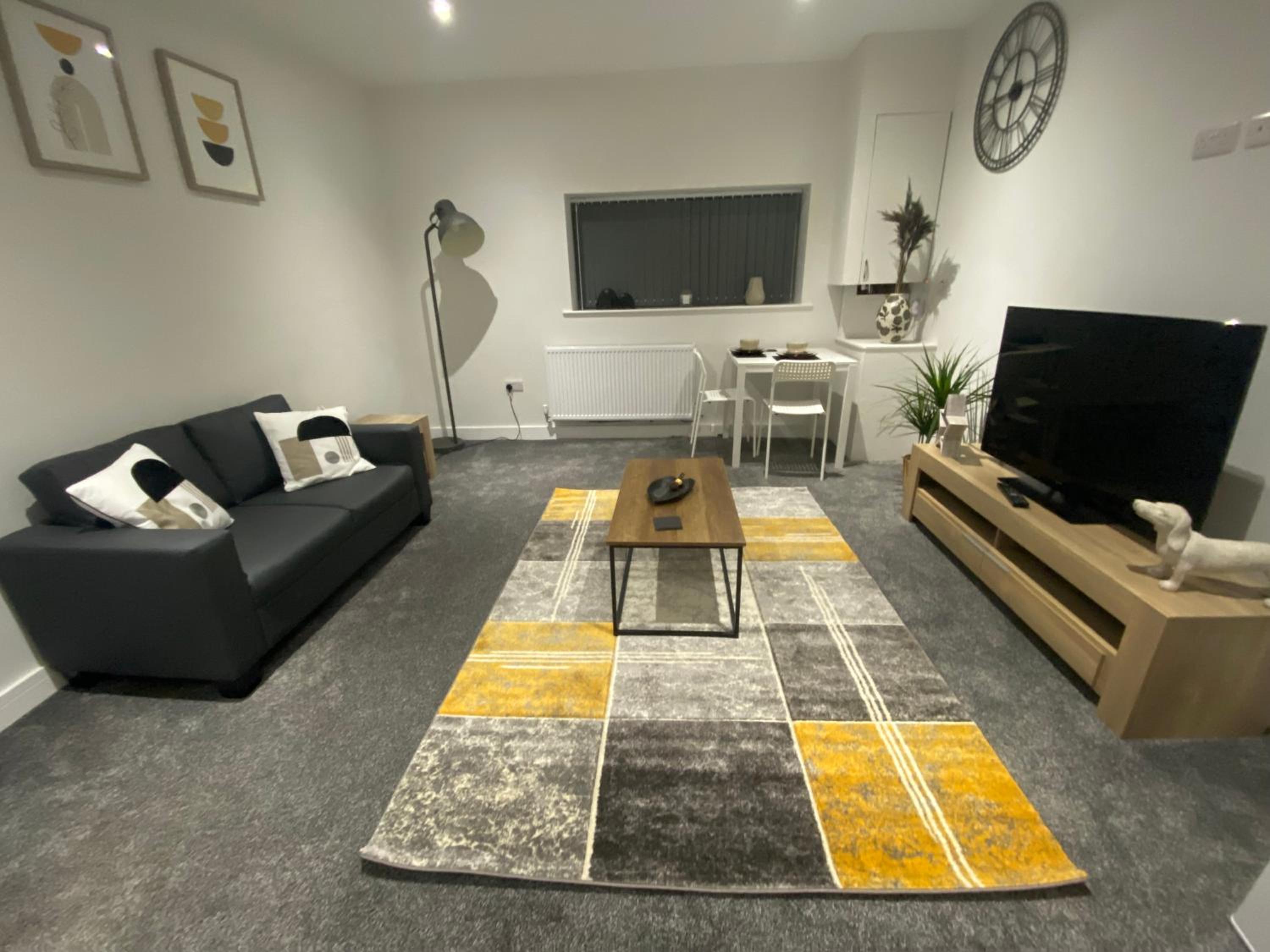 One-Bedroom Apartment photo 1
