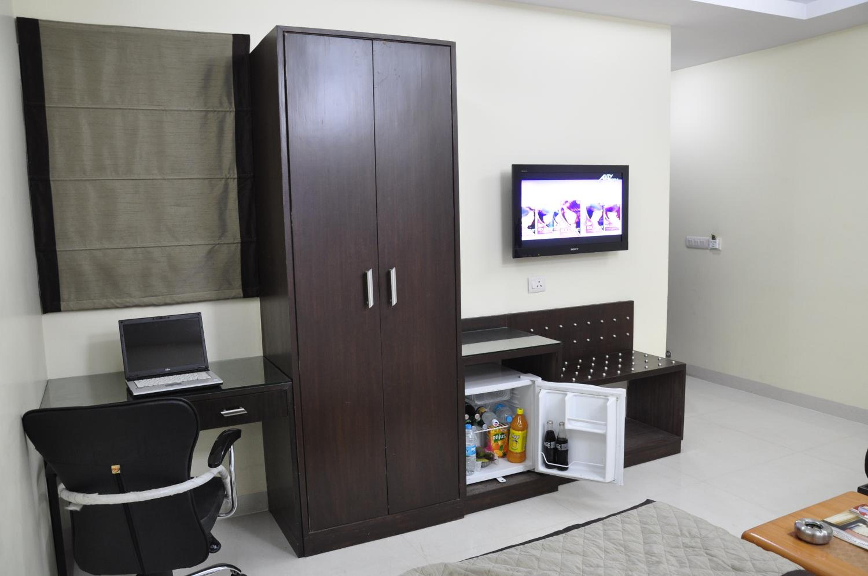 Standard Double or Twin Room - Photo 13