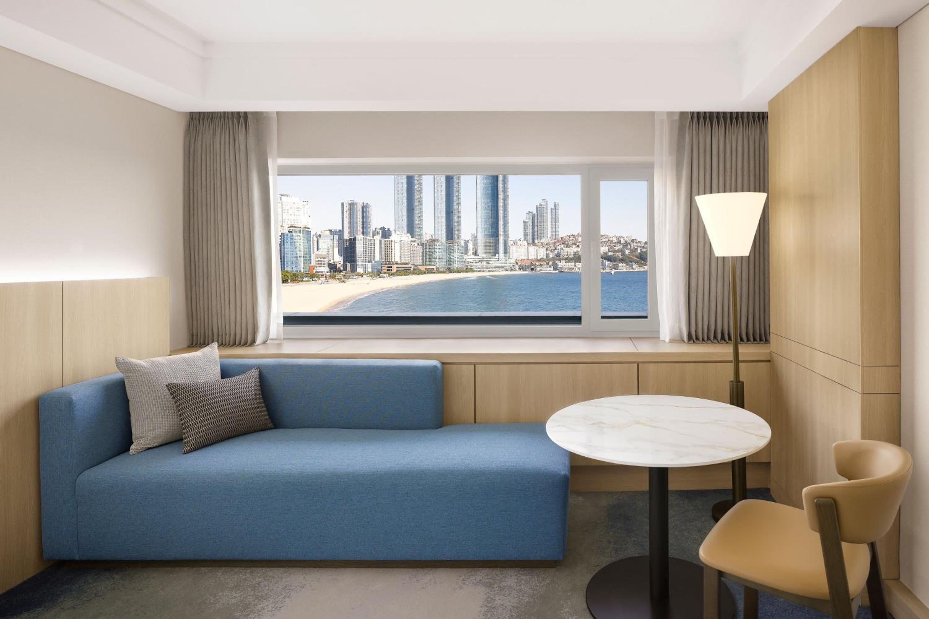 Low Floor Beach King, Deluxe 1 King, Partial sea view, Low floor - Photo 6
