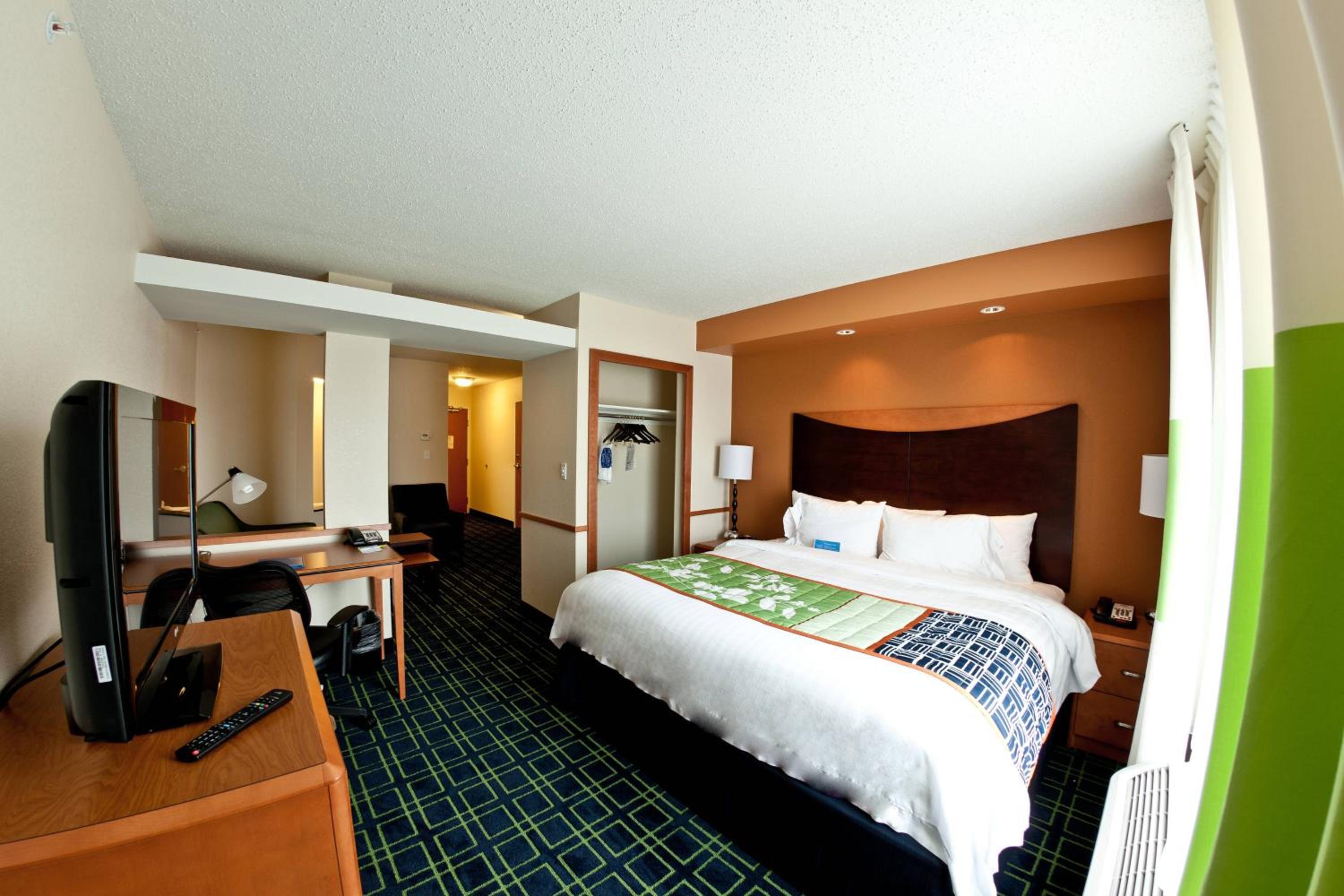 King Suite with Specialty Bathtub and Sofa Bed - Photo 2