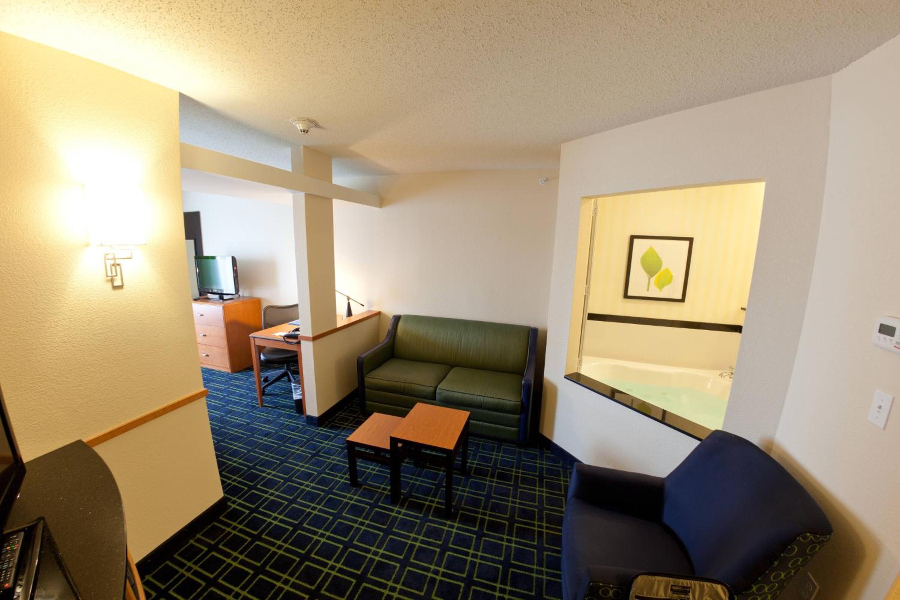 King Suite with Specialty Bathtub and Sofa Bed - Photo 3