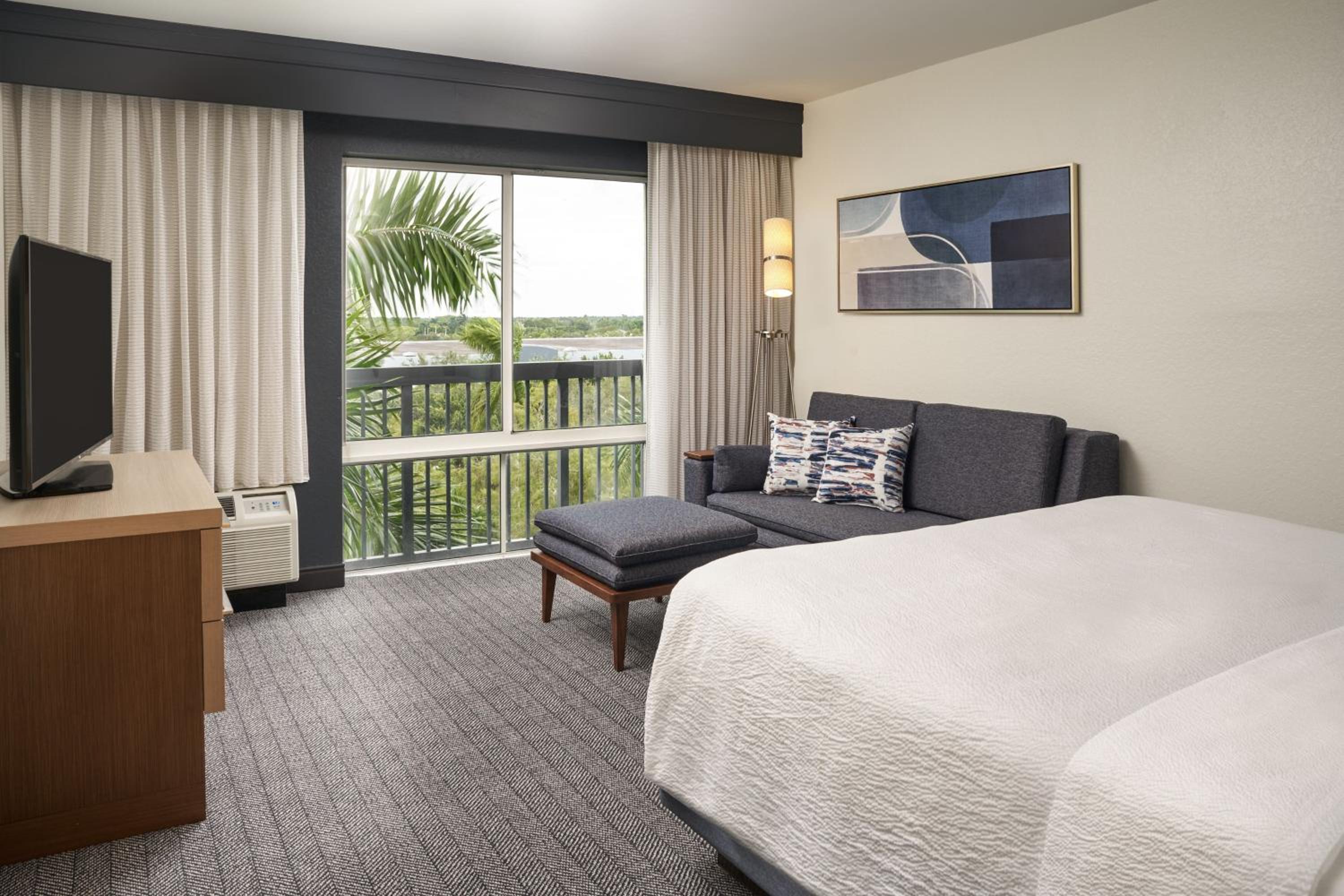 King Room with Sofa Bed and Balcony - Photo 5