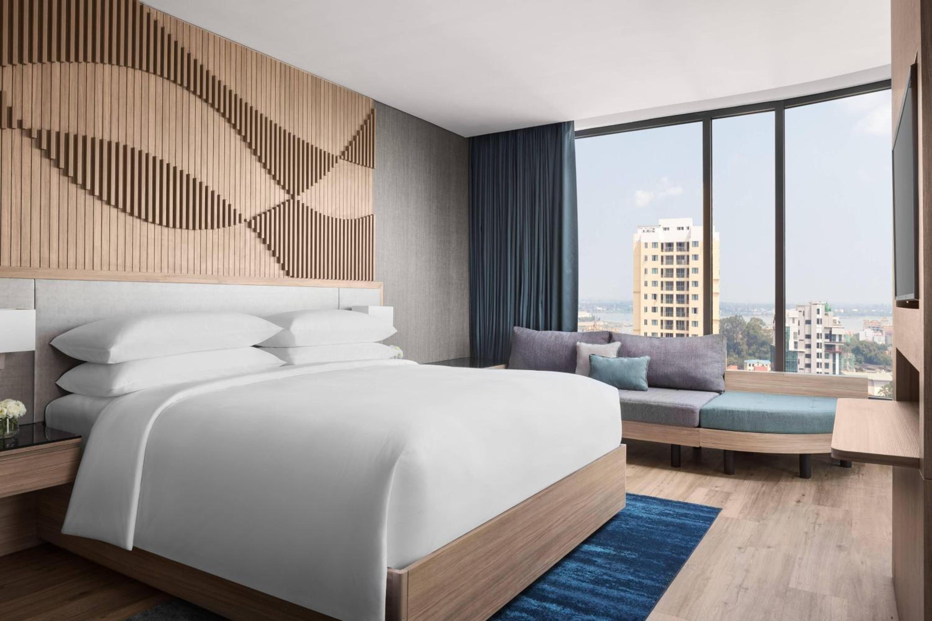 Executive Deluxe King Room with Sofa Bed - Photo 3