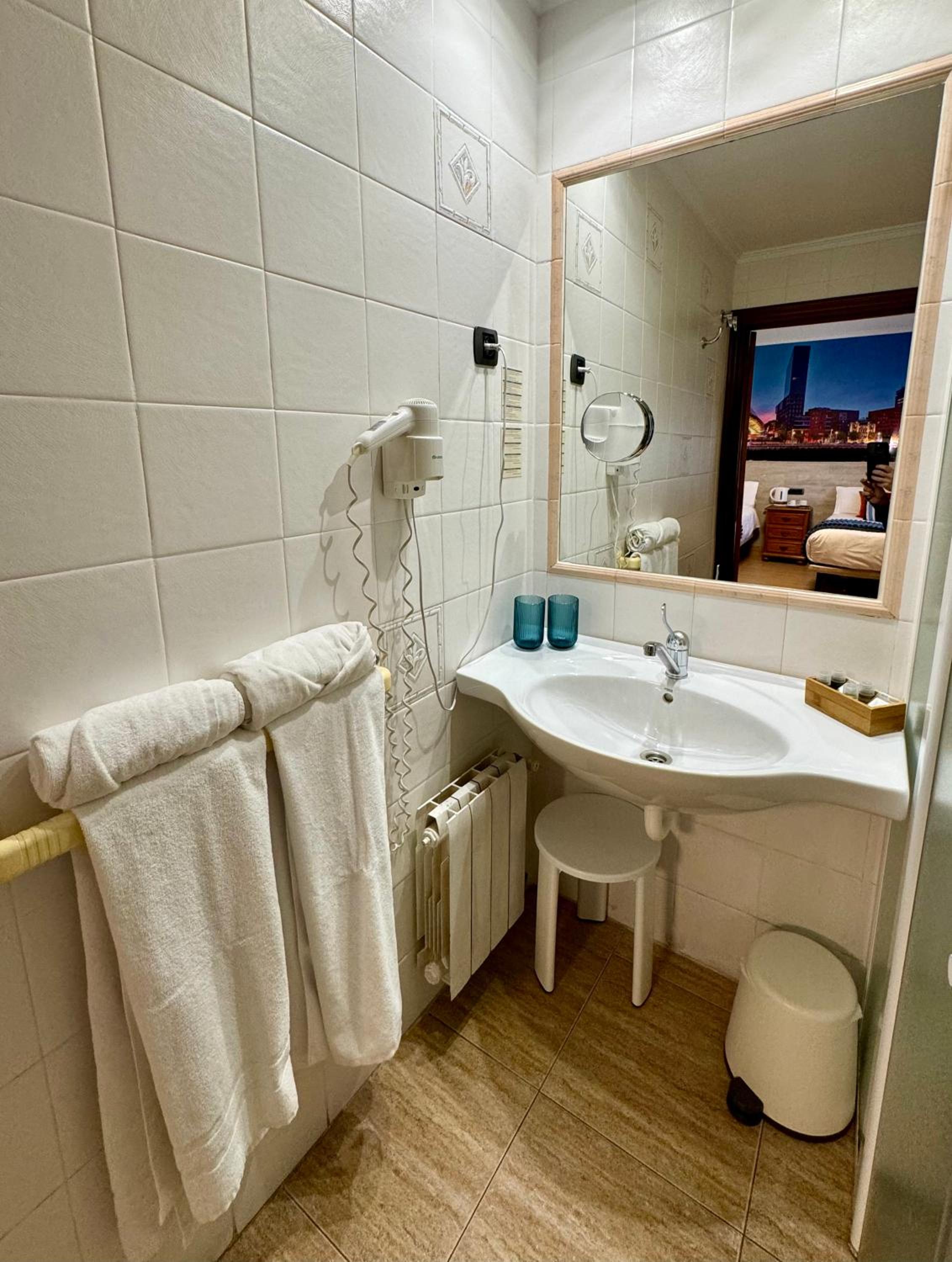Double or Twin Room - Photo 8