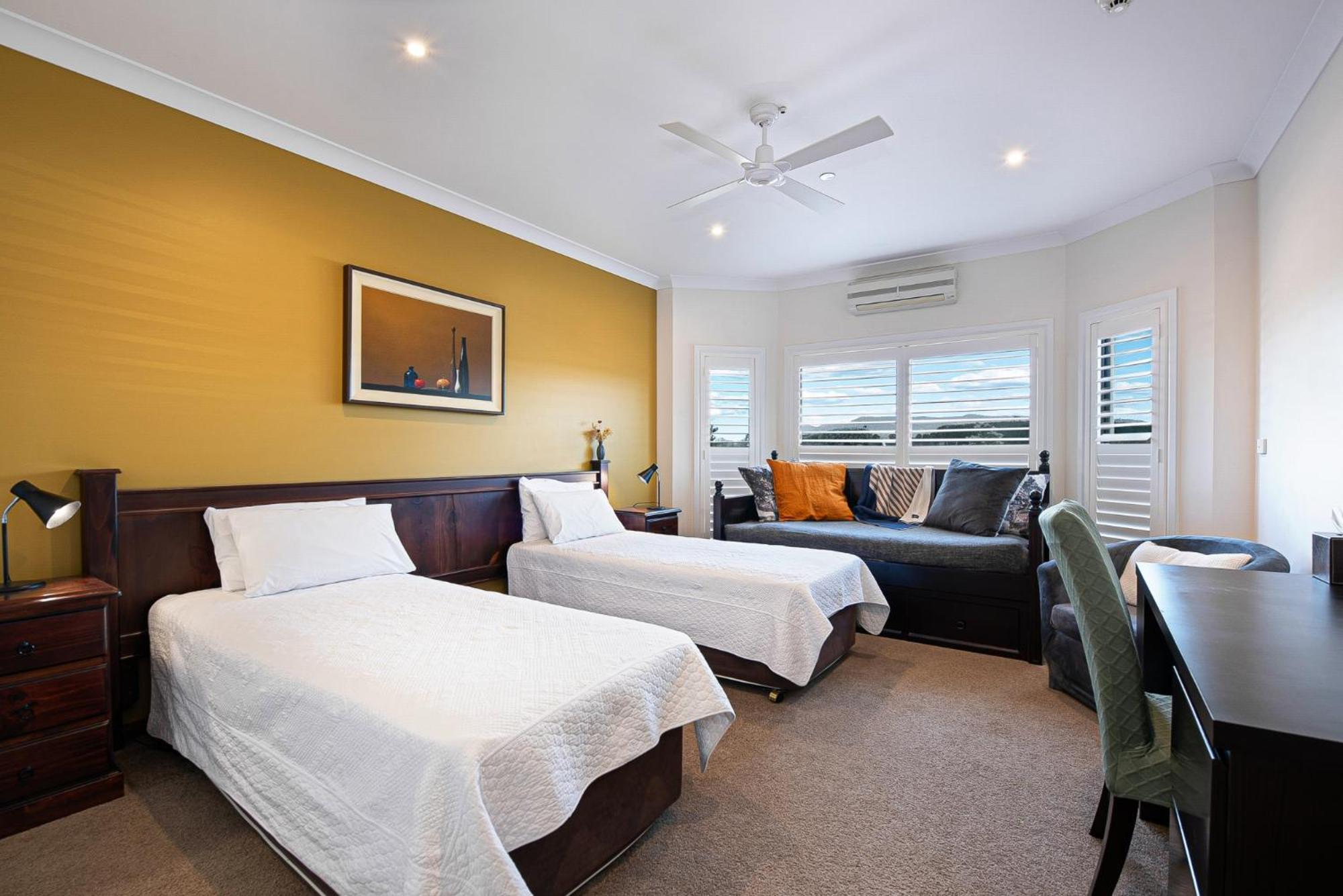 Twin Room with Roll-in Shower - Disability Access photo 2