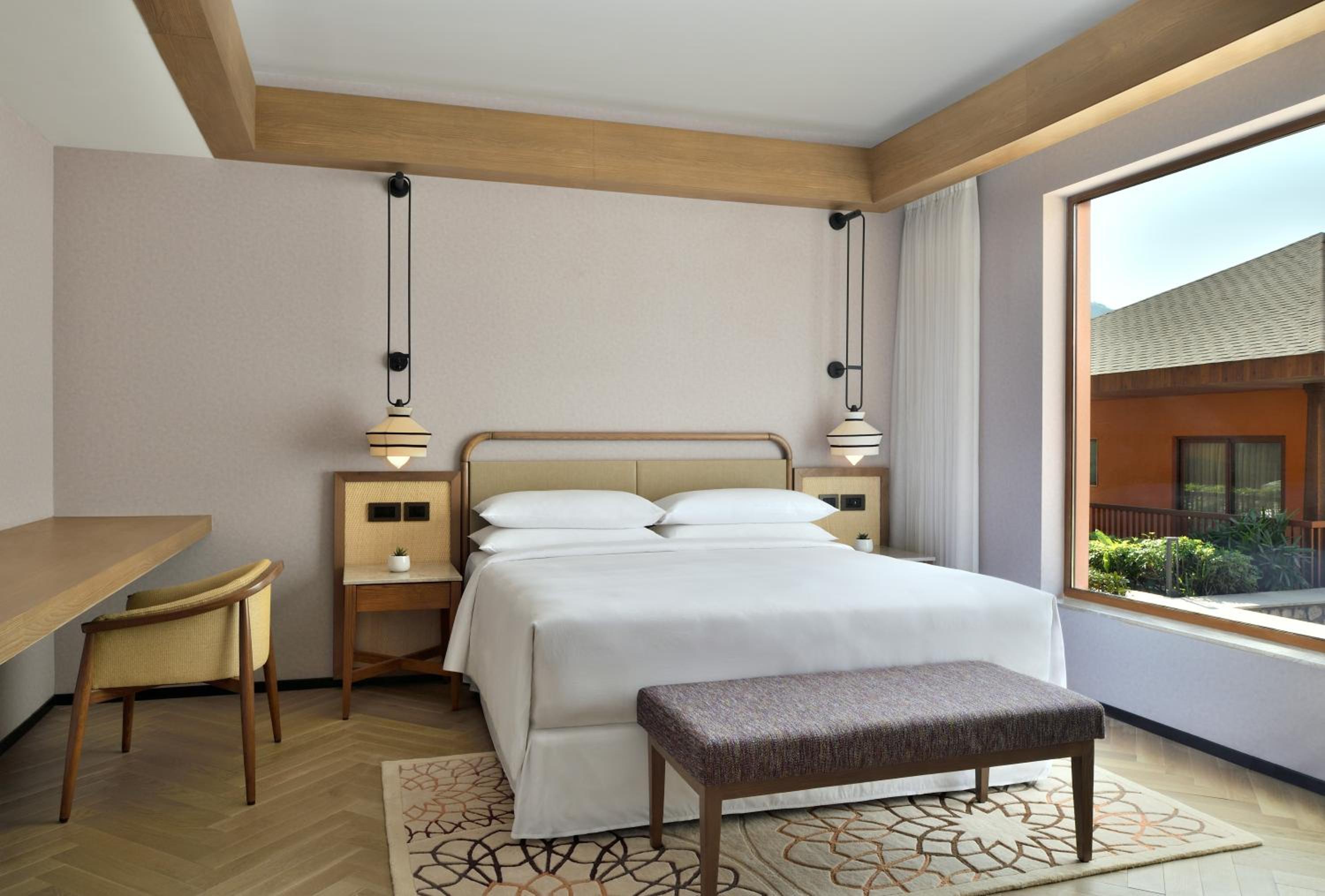 One-Bedroom Luxury Suite - Courtyard View  - Photo 3