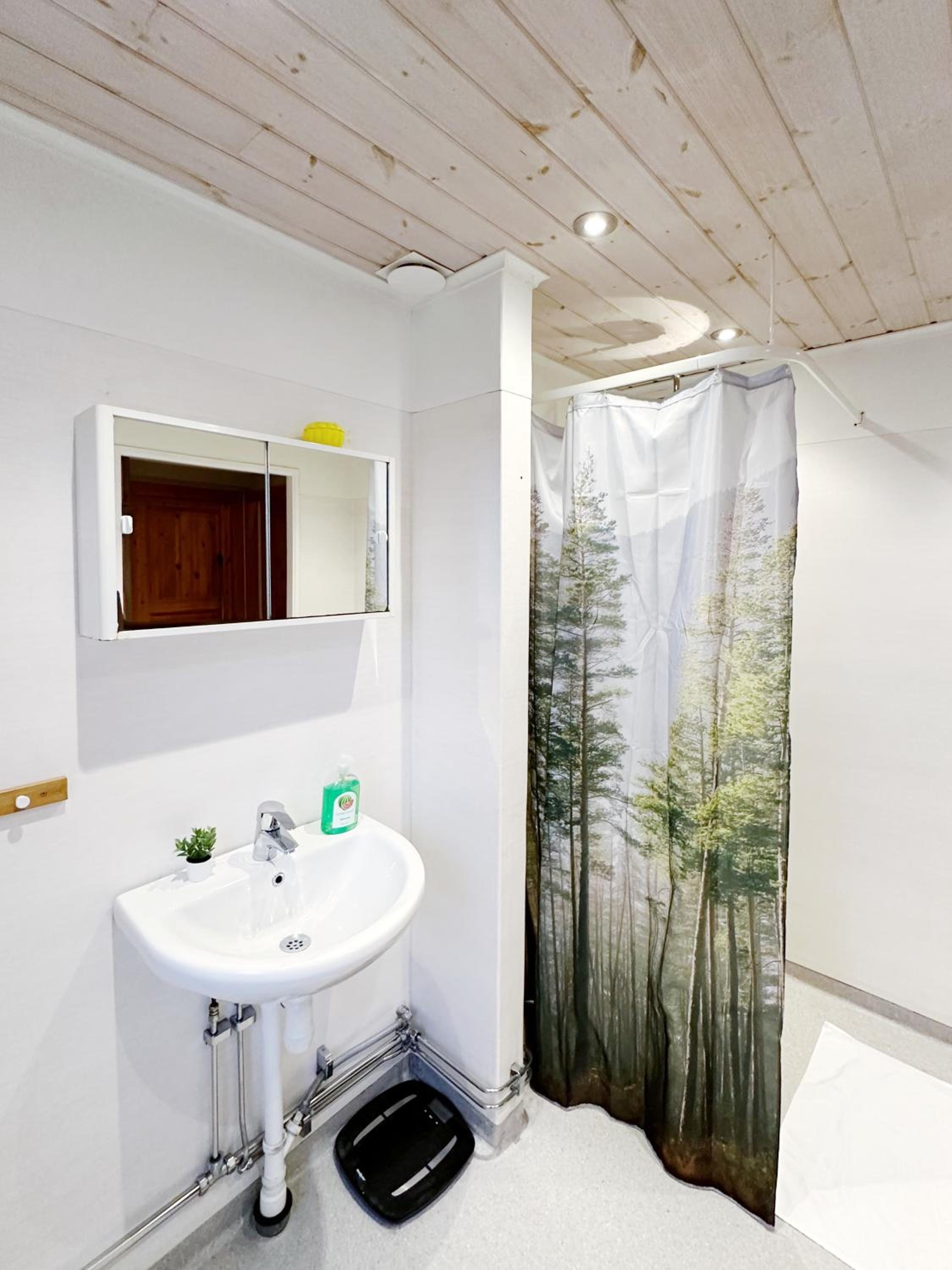 Three-bedroom House - Pets Allowed - Photo 28
