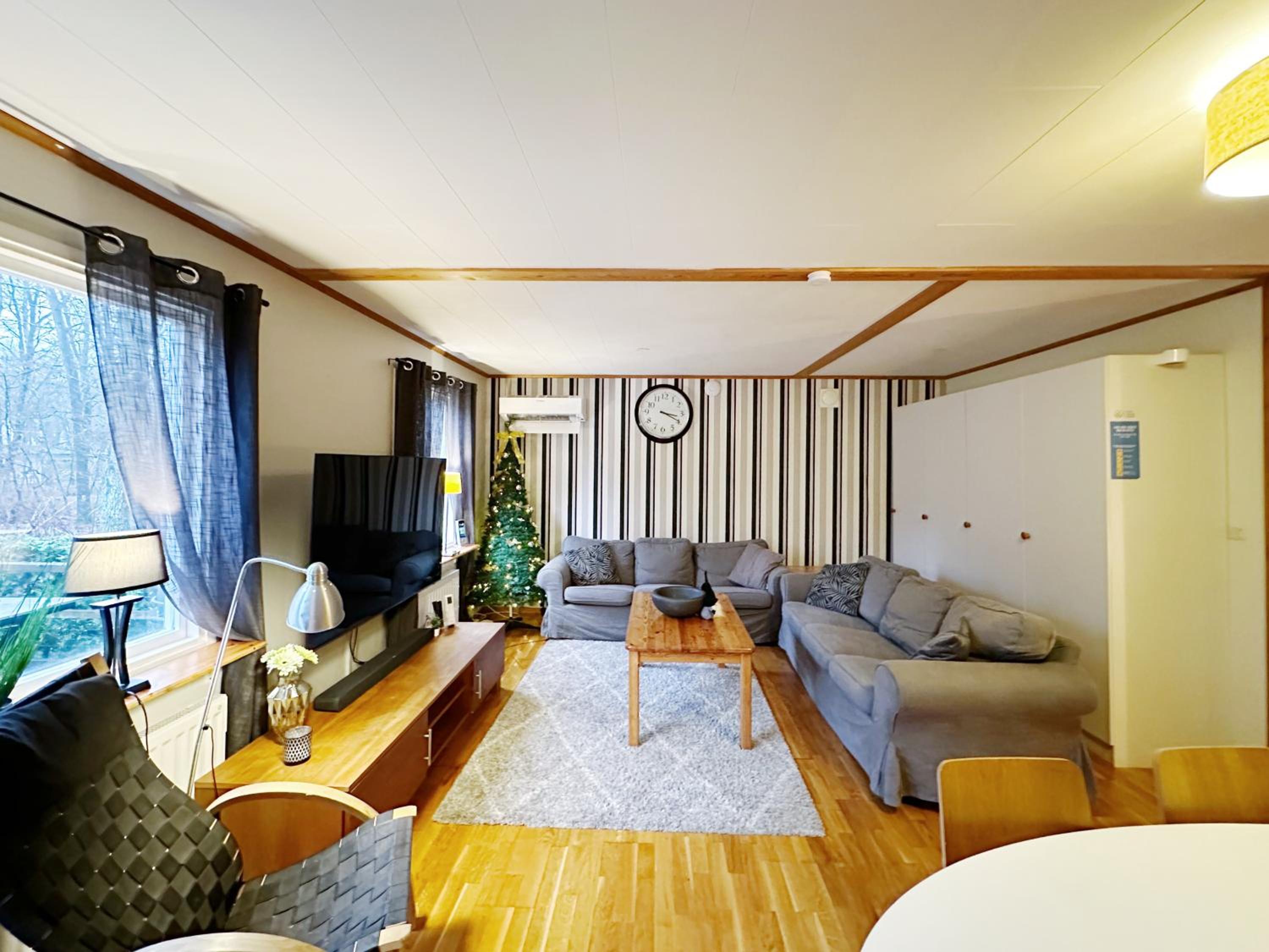 Three-bedroom House - Pets Allowed - Photo 33