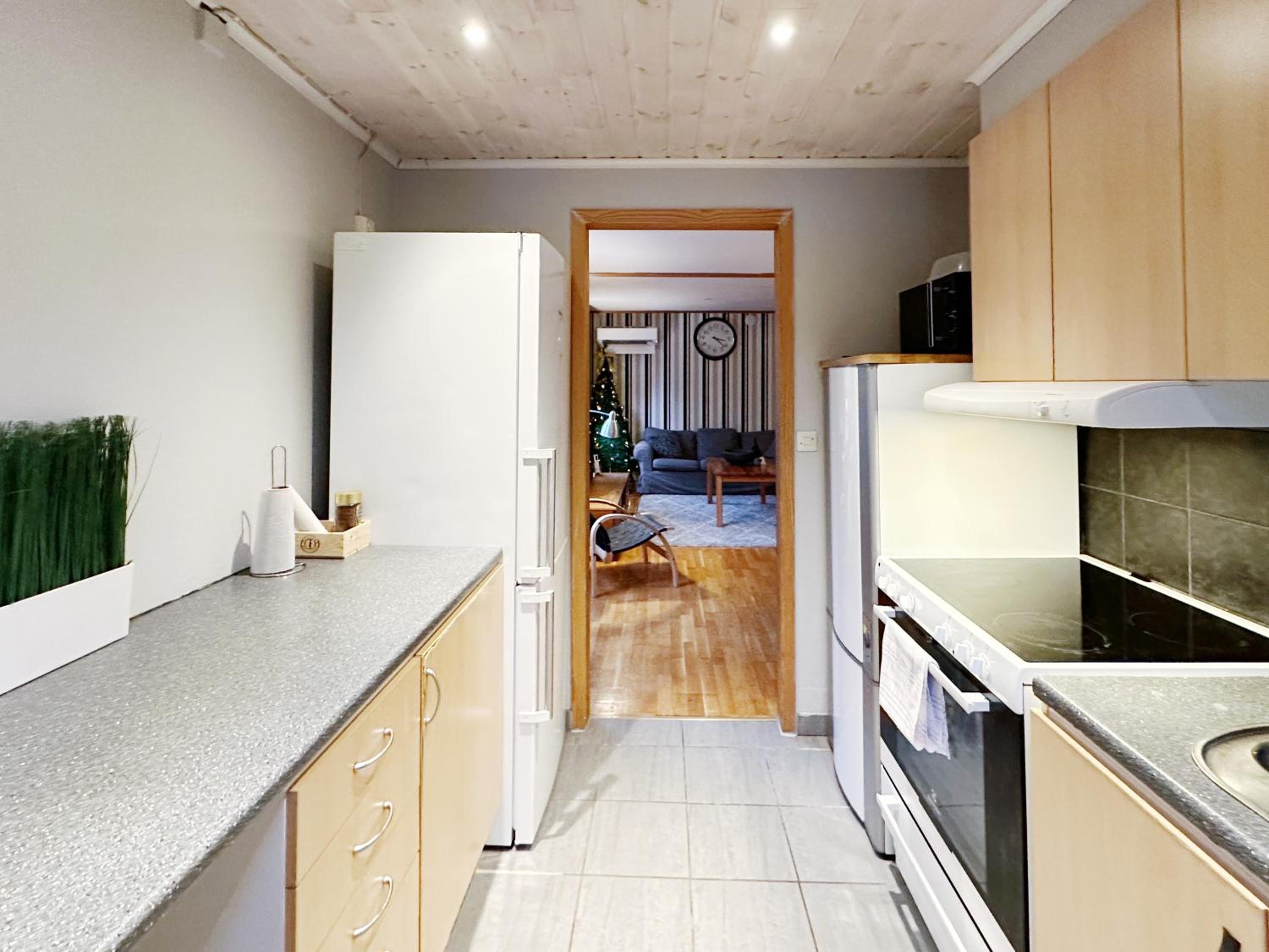 Three-bedroom House - Pets Allowed - Photo 4