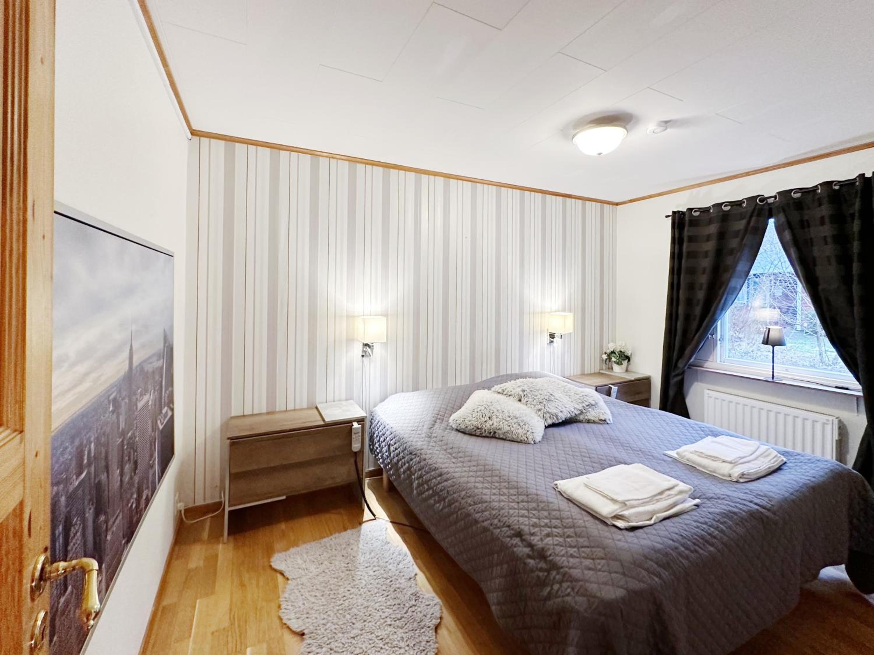 Three-bedroom House - Pets Allowed - Photo 5
