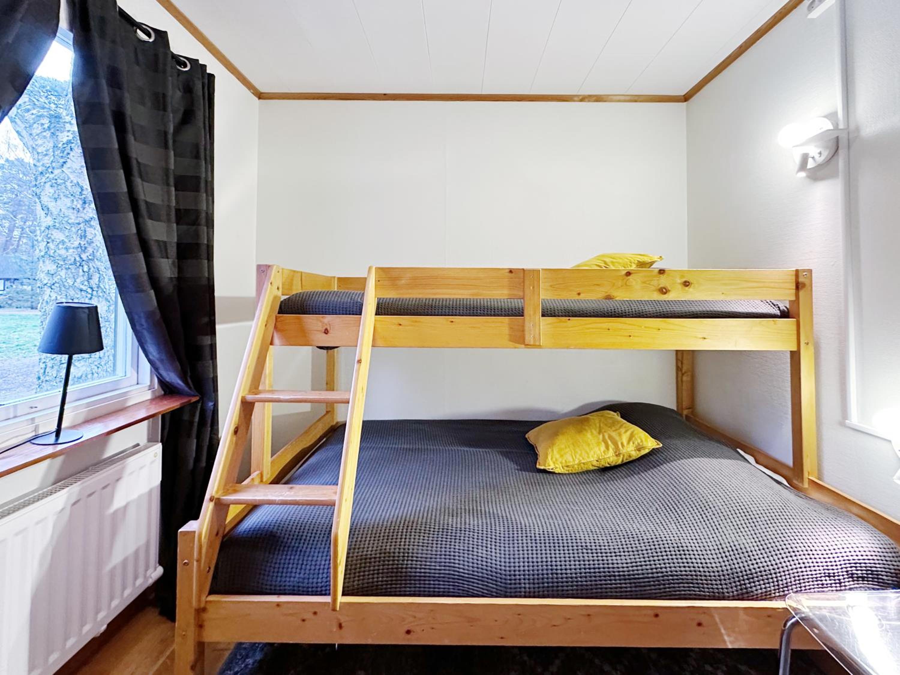 Three-bedroom House - Pets Allowed - Photo 2