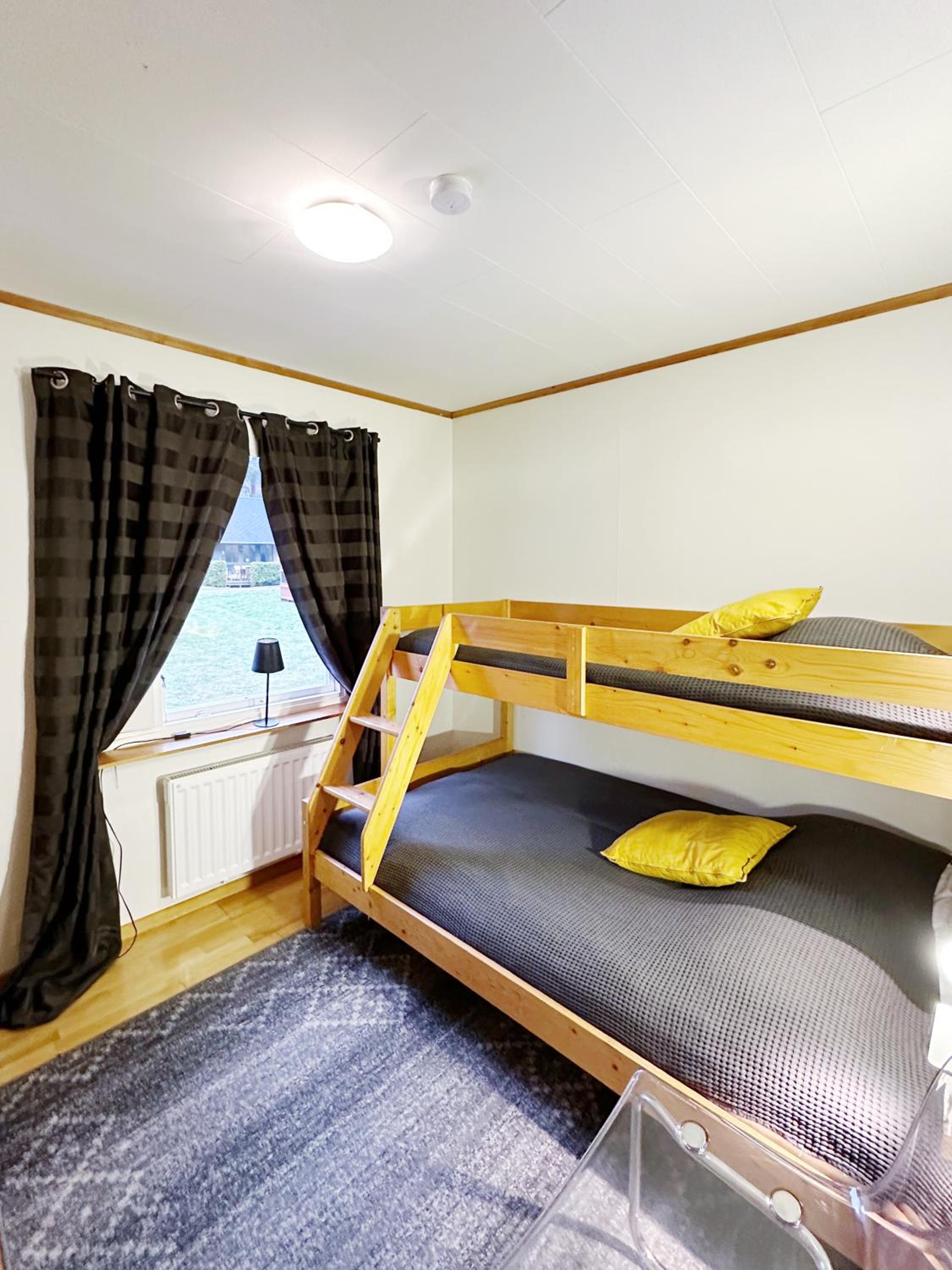 Three-bedroom House - Pets Allowed - Photo 14