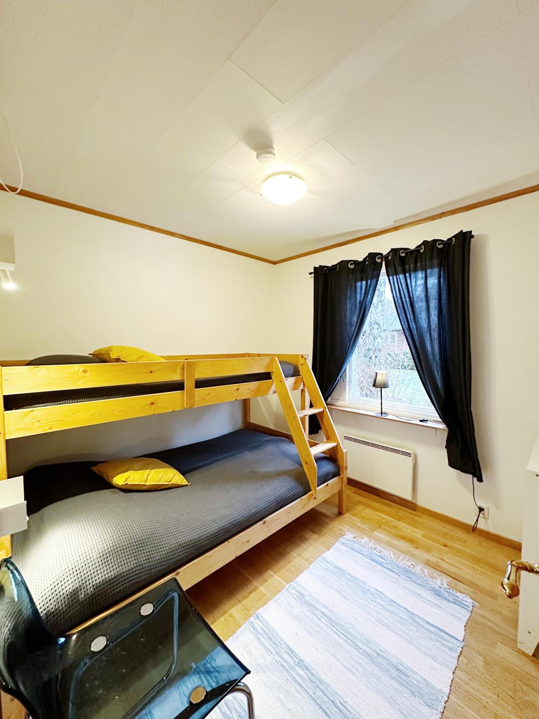 Three-bedroom House - Pets Allowed - Photo 37