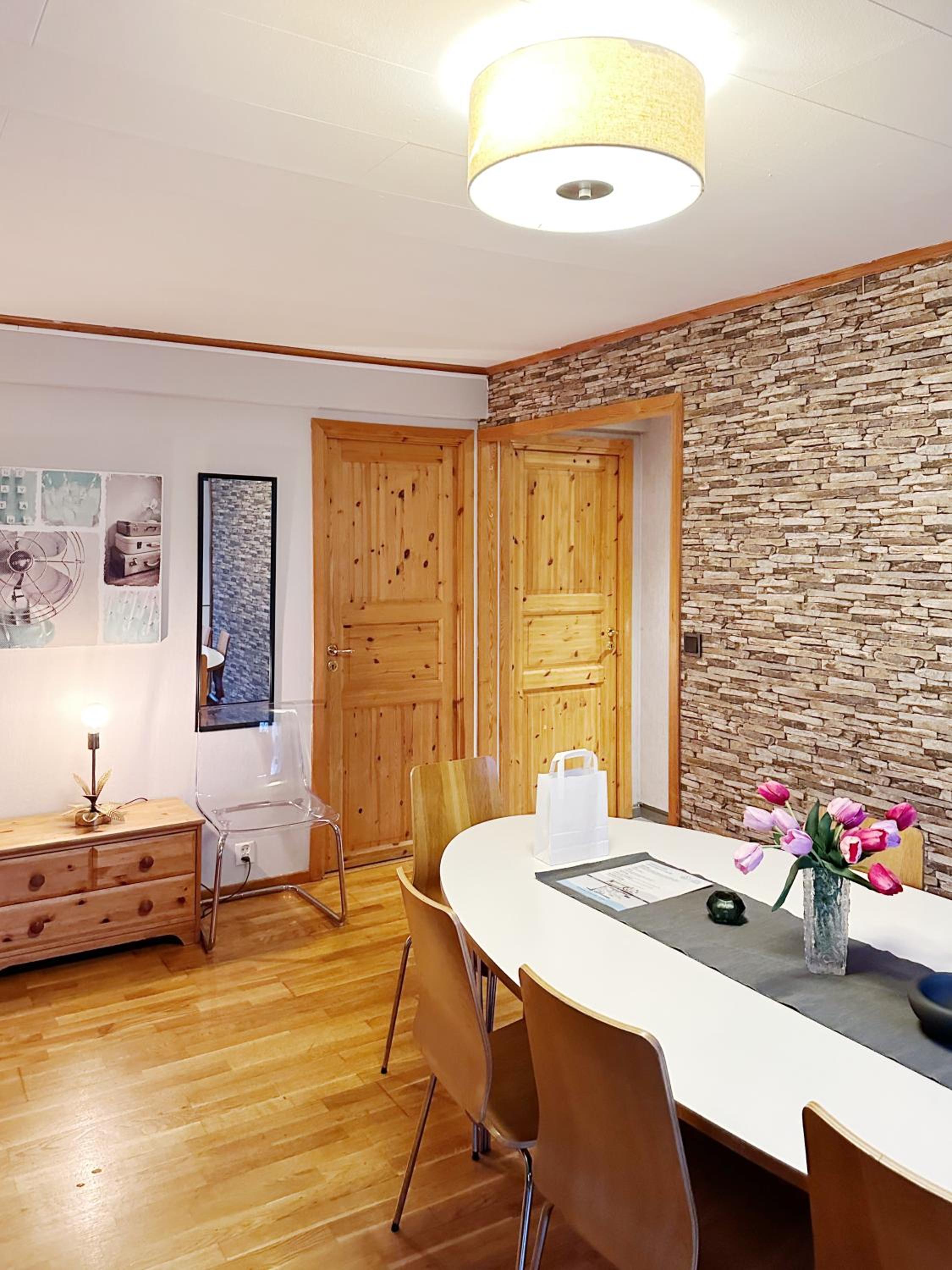Three-bedroom House - Pets Allowed - Photo 8