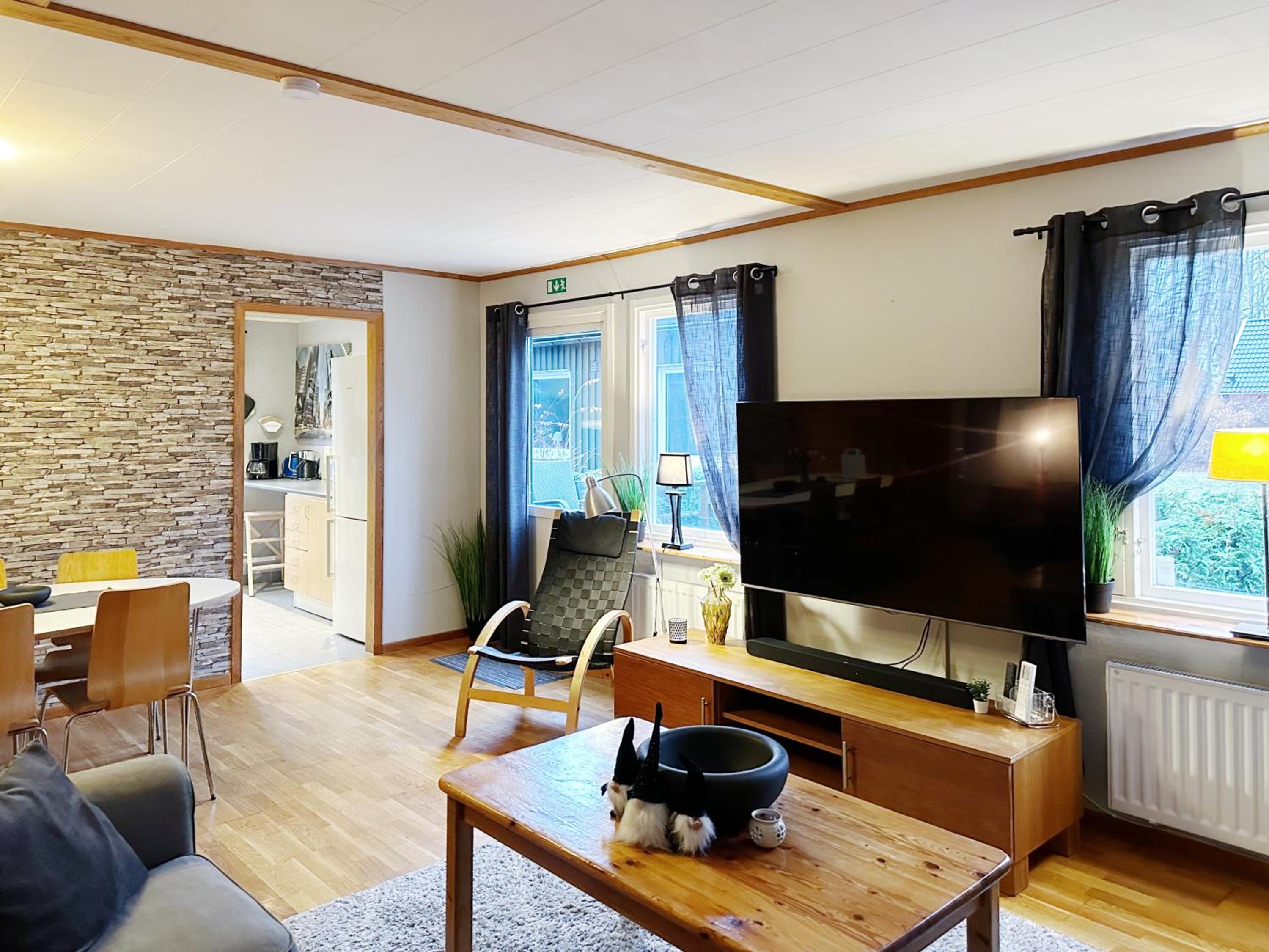 Three-bedroom House - Pets Allowed - Photo 15